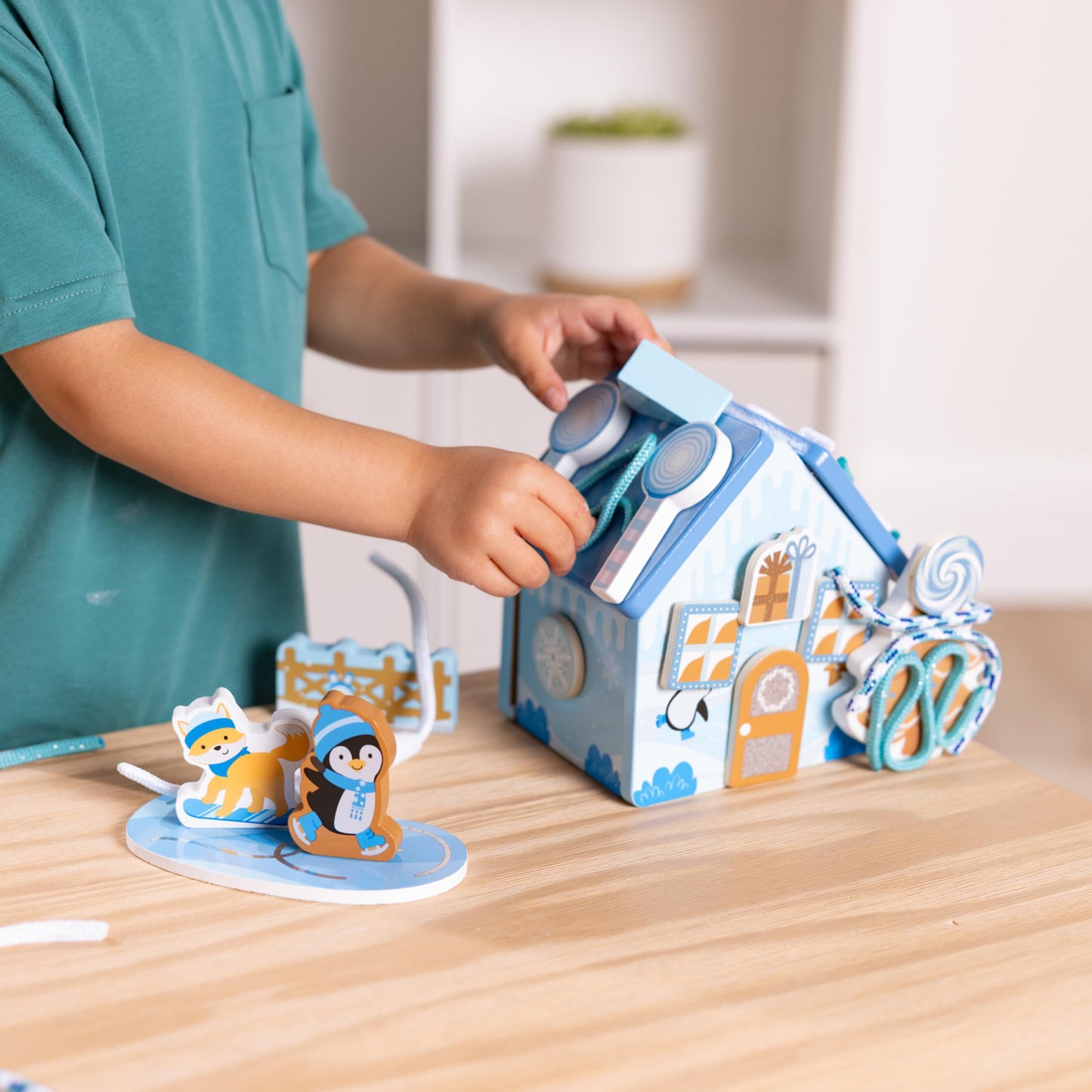 Melissa & Doug Winter Frost Wooden Gingerbread House Play Set – Reusable Decor for Imaginative Snowy Play (Ages 3+)