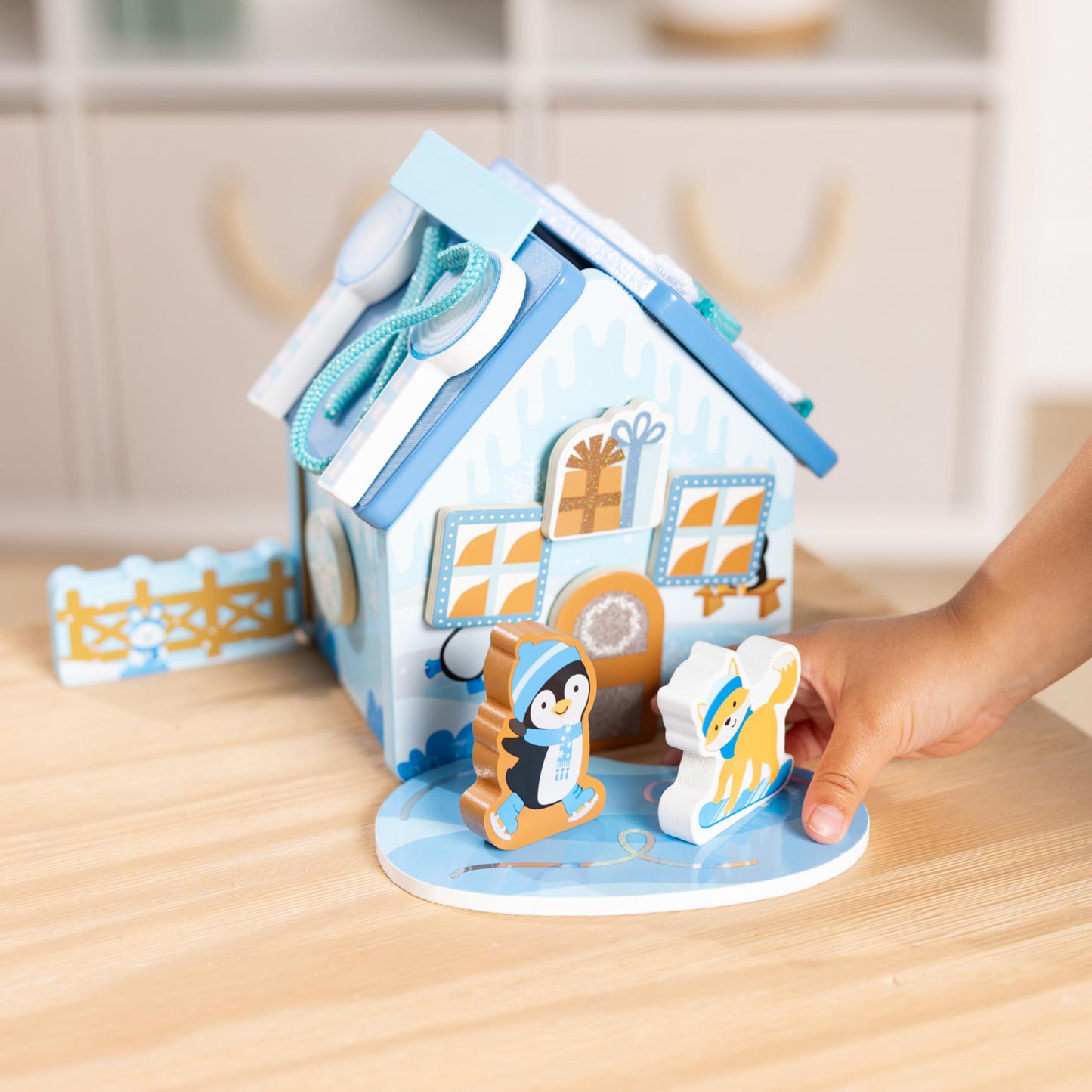 Melissa & Doug Winter Frost Wooden Gingerbread House Play Set – Reusable Decor for Imaginative Snowy Play (Ages 3+)