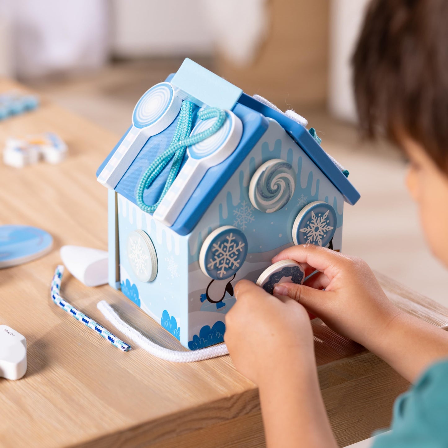Melissa & Doug Winter Frost Wooden Gingerbread House Play Set – Reusable Decor for Imaginative Snowy Play (Ages 3+)