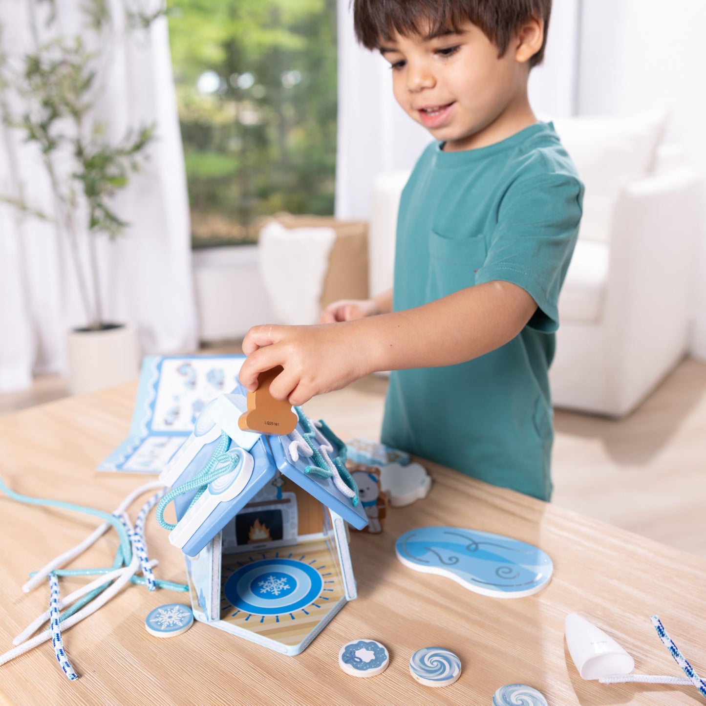 Melissa & Doug Winter Frost Wooden Gingerbread House Play Set – Reusable Decor for Imaginative Snowy Play (Ages 3+)