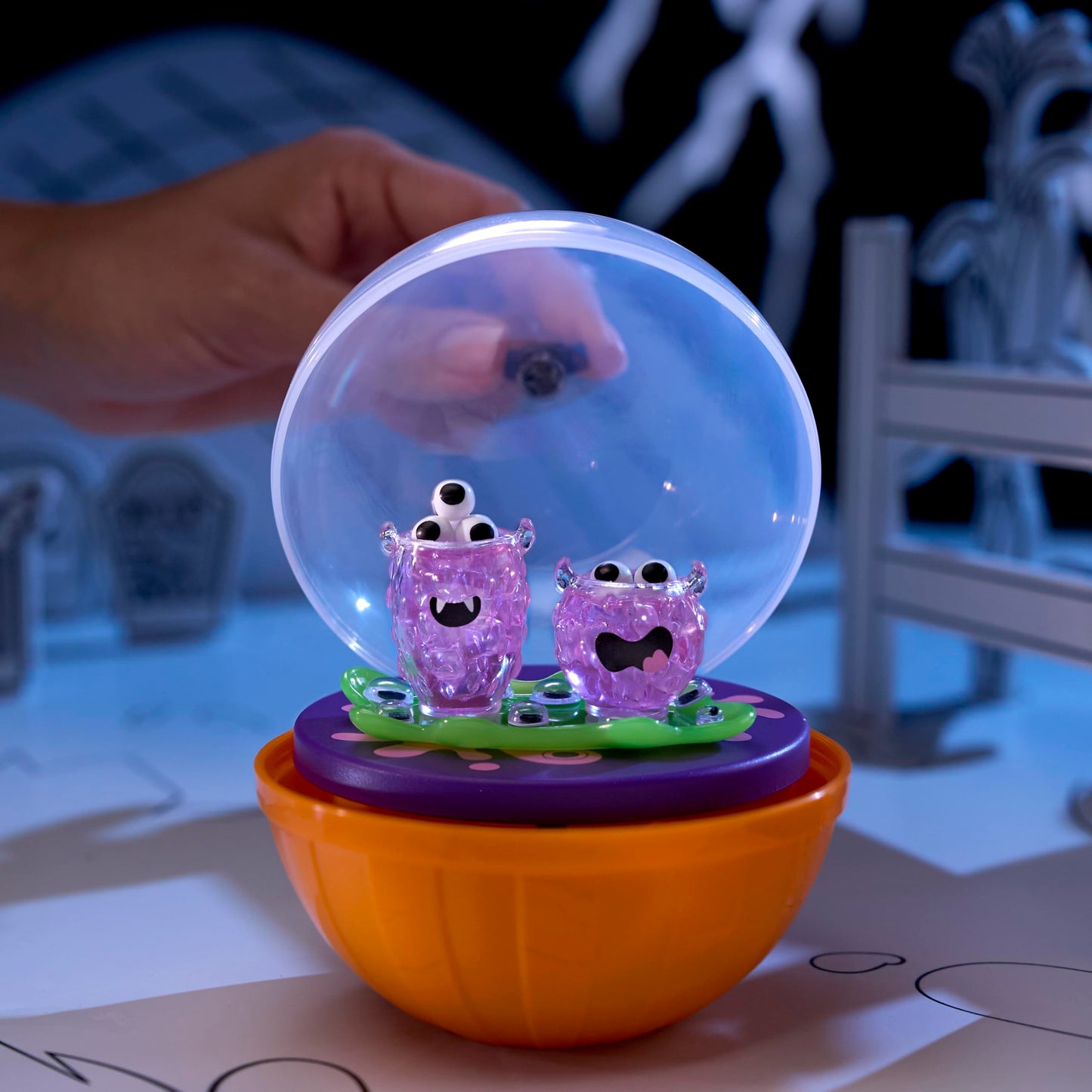 MGA's Miniverse Make It Mini Halloween 3-Pack – Beetlejuice Mini Collectibles, DIY Resin Play, 8+