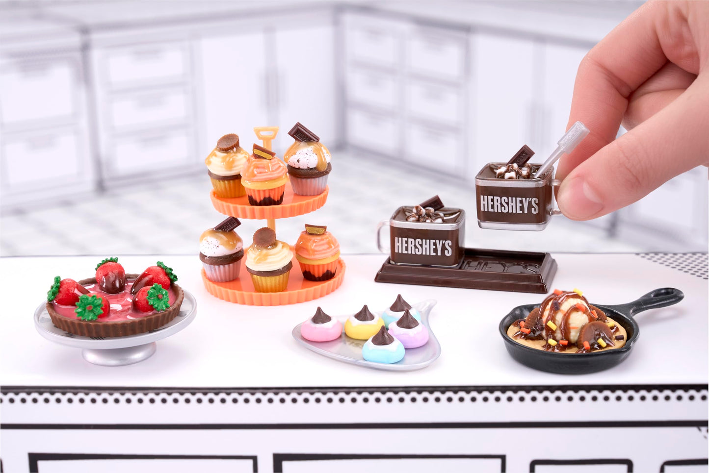 MGA's Miniverse Make It Mini Food Hershey Multipack – DIY Resin Minis for Collectors (8+)