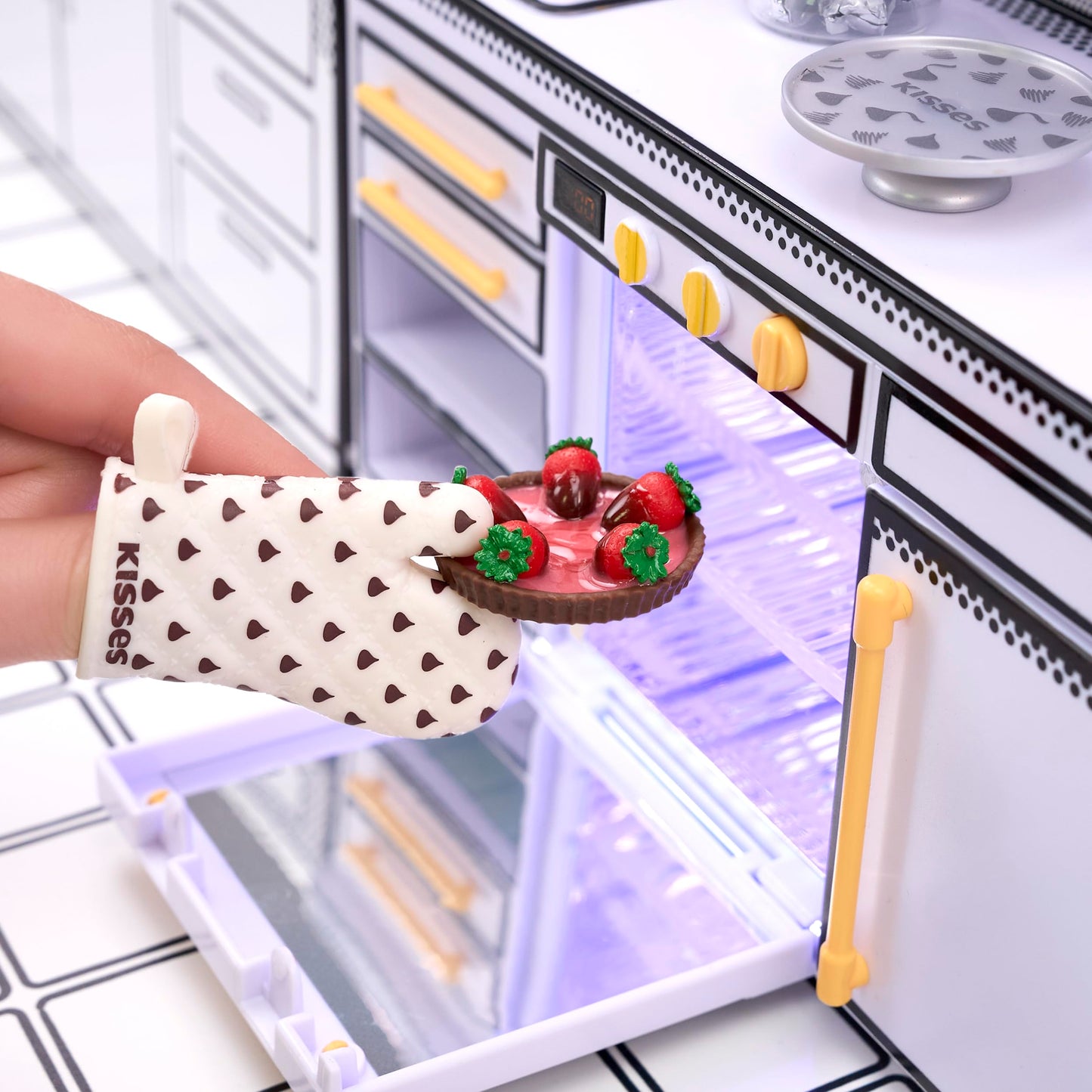 MGA's Miniverse Make It Mini Food Hershey Multipack – DIY Resin Minis for Collectors (8+)