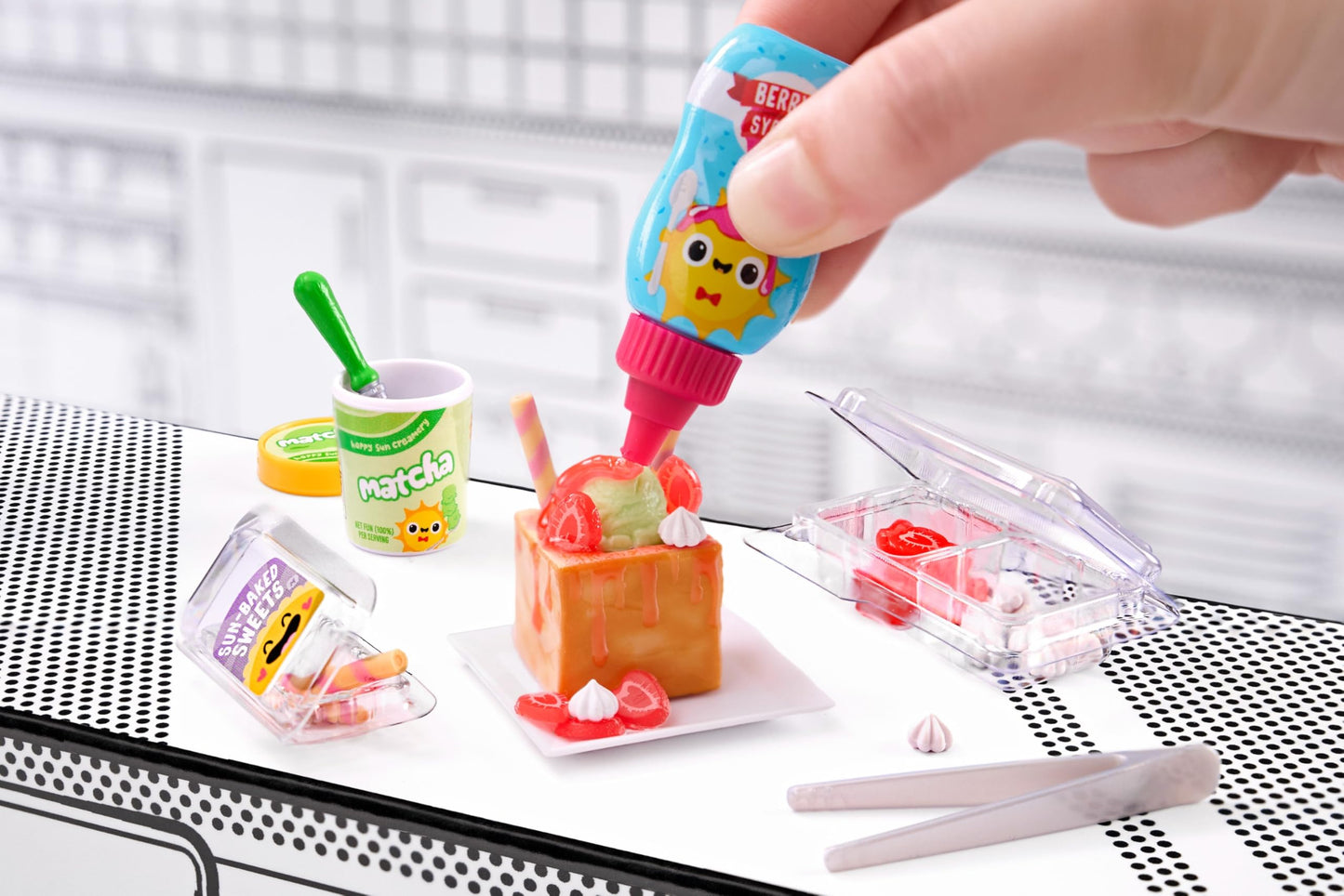 MGA's Miniverse Make It Mini Diner Series 4 – Mini Collectibles, DIY Resin Play