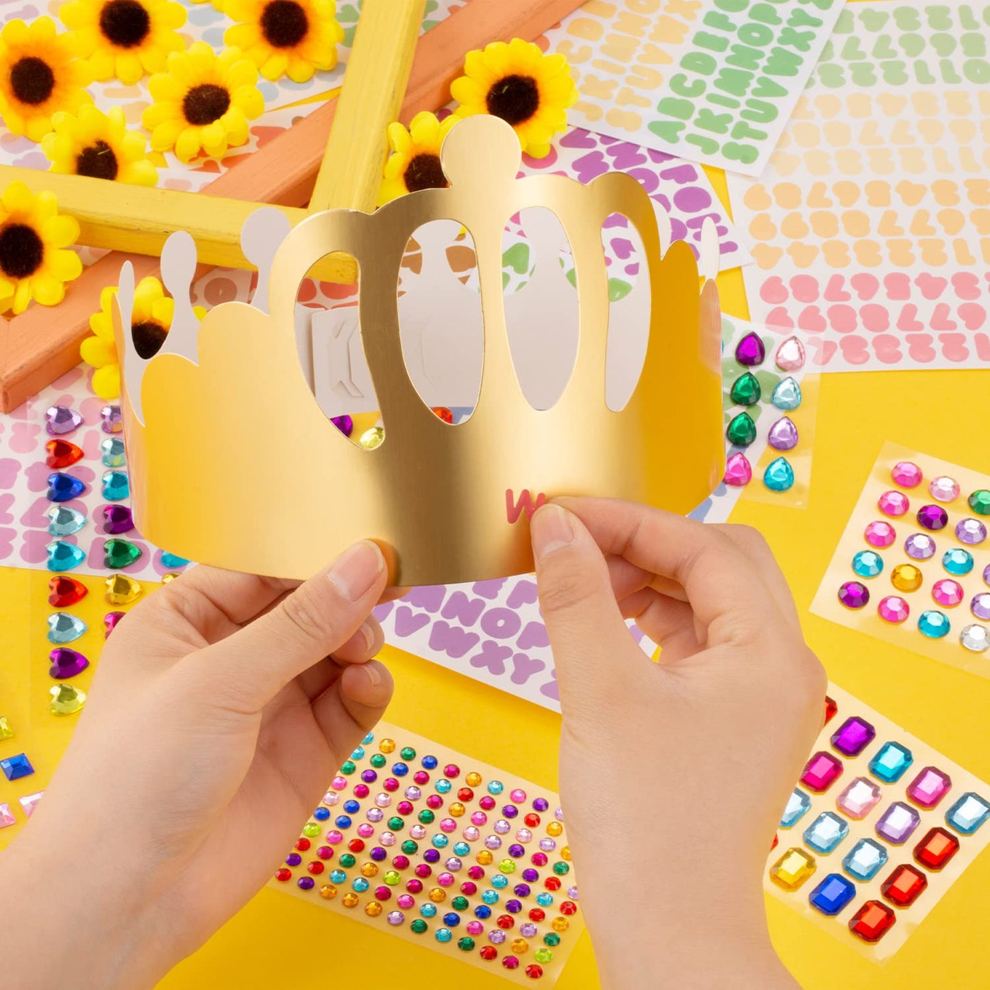 MGZTTHW Gold Paper Crown Set for Kids – 15 Adjustable Crowns, 5 Styles, Gems & Stickers