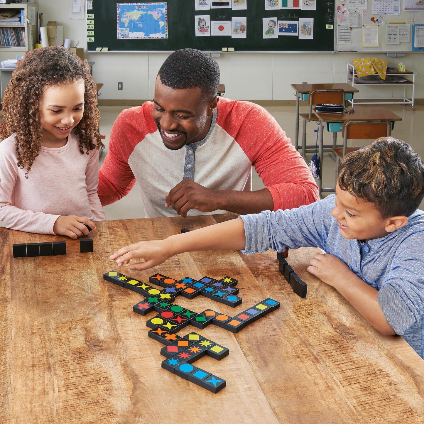 Qwirkle UK Edition | MindWare Board Game for 2-4 Players | Ages 6+ | 45 Min