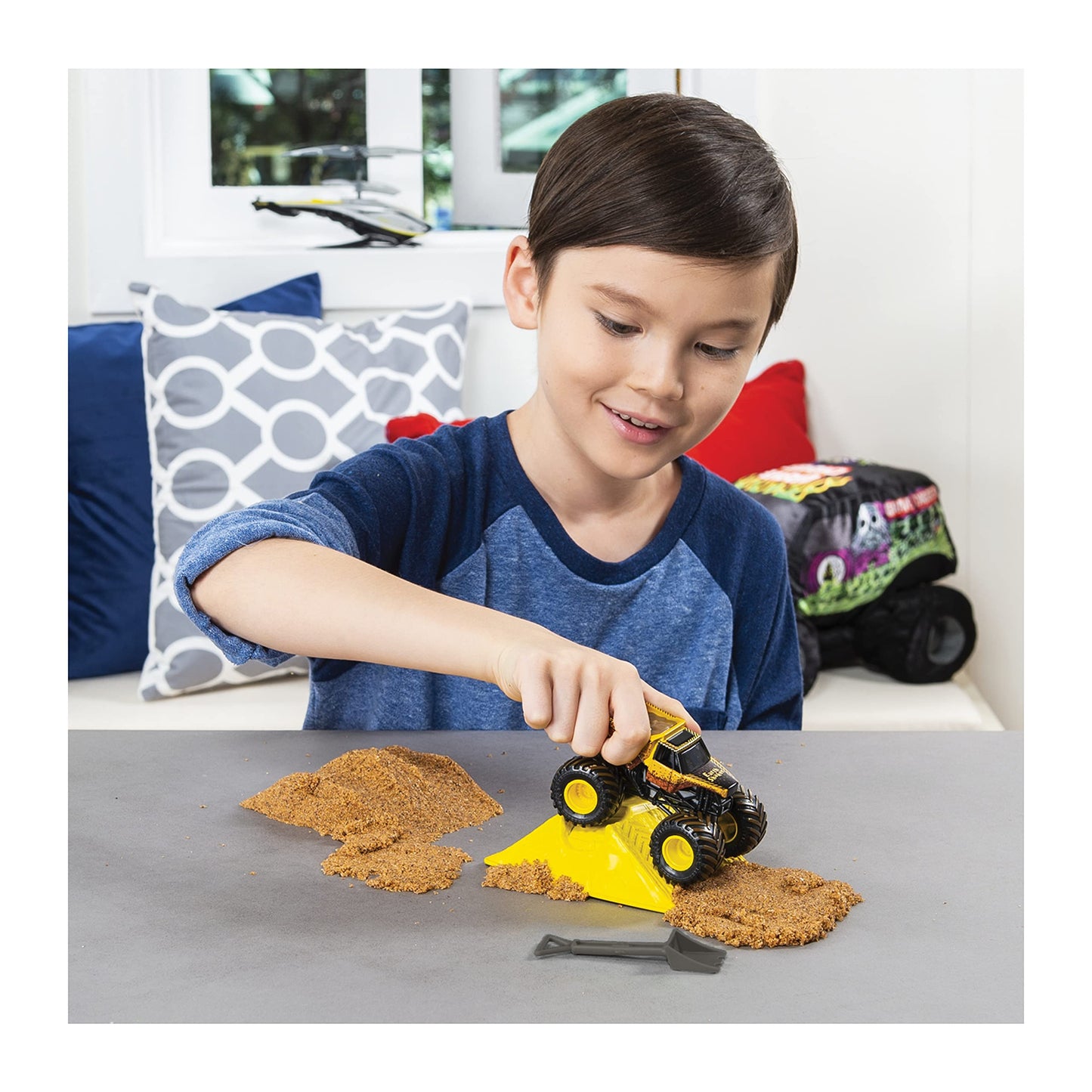 Monster Jam Earth Shaker Monster Dirt Starter Set – 1:64 Die-Cast Truck & 8oz Dirt