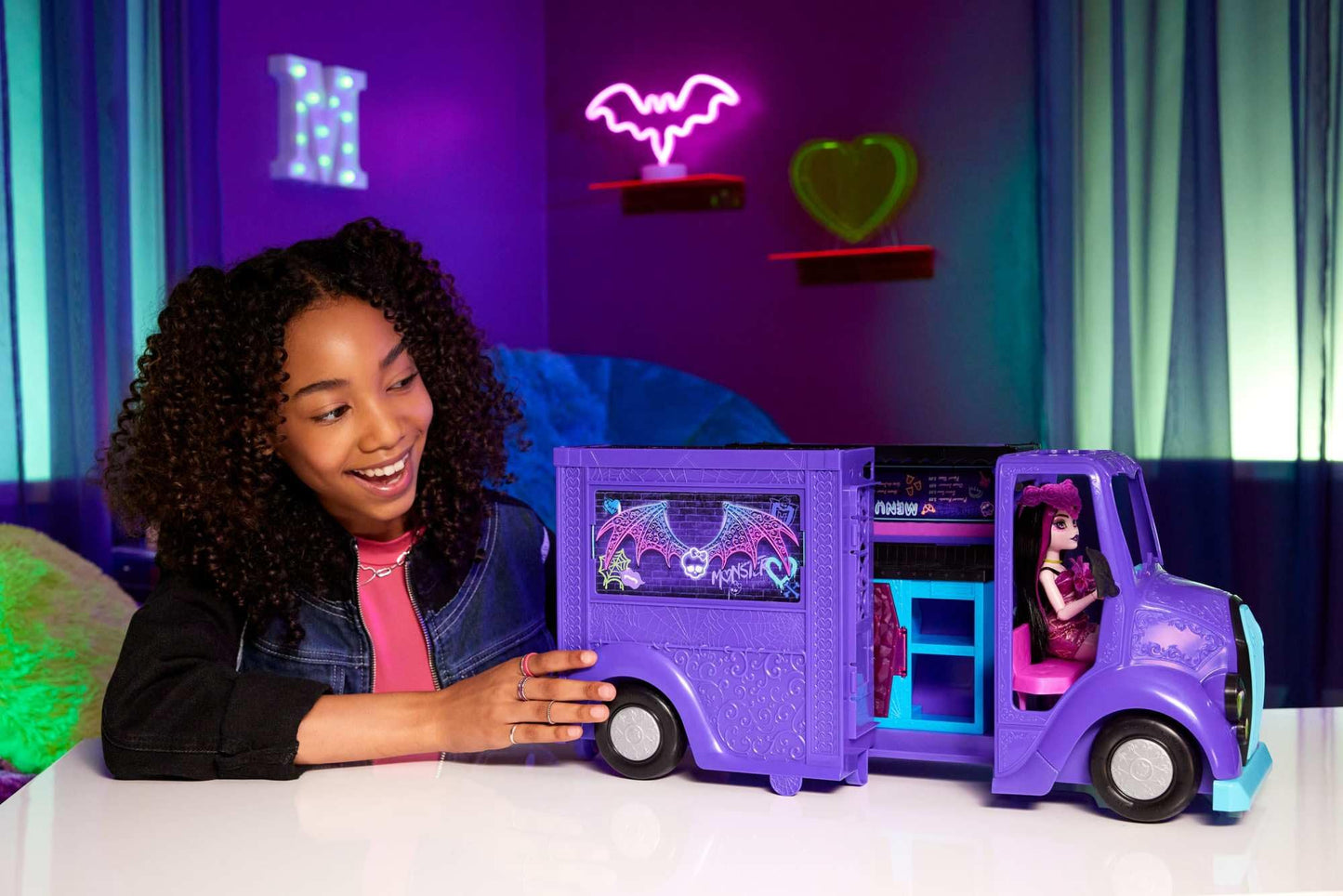 Monster High Draculaura Fangtastic Rockin’ Food Truck Playset | 2-in-1 Stage & 13+ Accessories