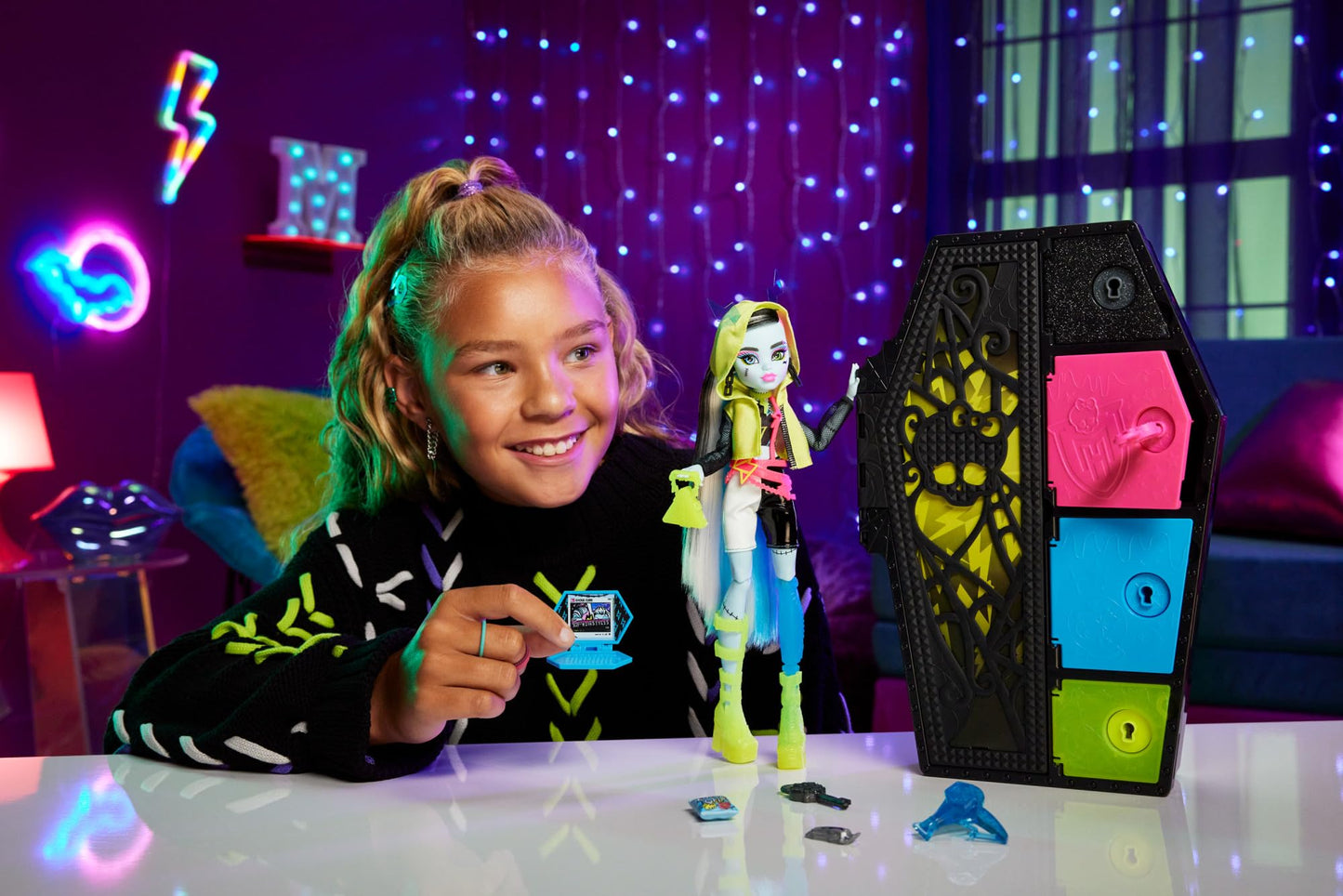 Monster High Skulltimate Secrets Neon Frights Frankie Stein Doll with Dress-Up Locker + 19+ Surprises