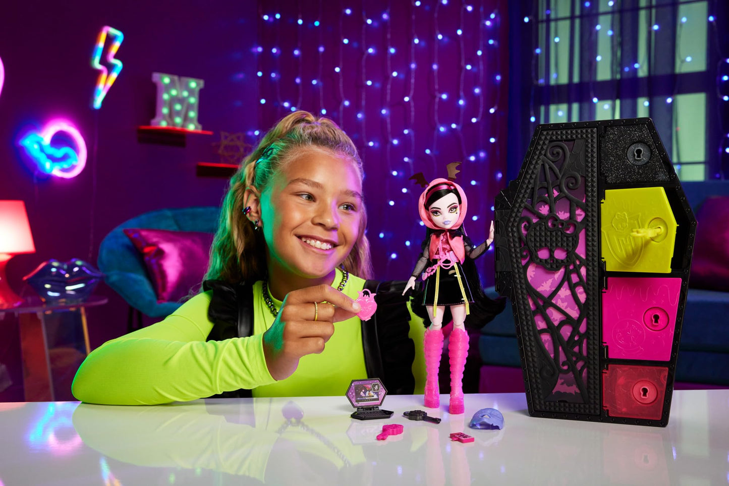 Monster High Skulltimate Secrets Neon Frights: Draculaura with Dress-Up Locker & 19+ Surprises