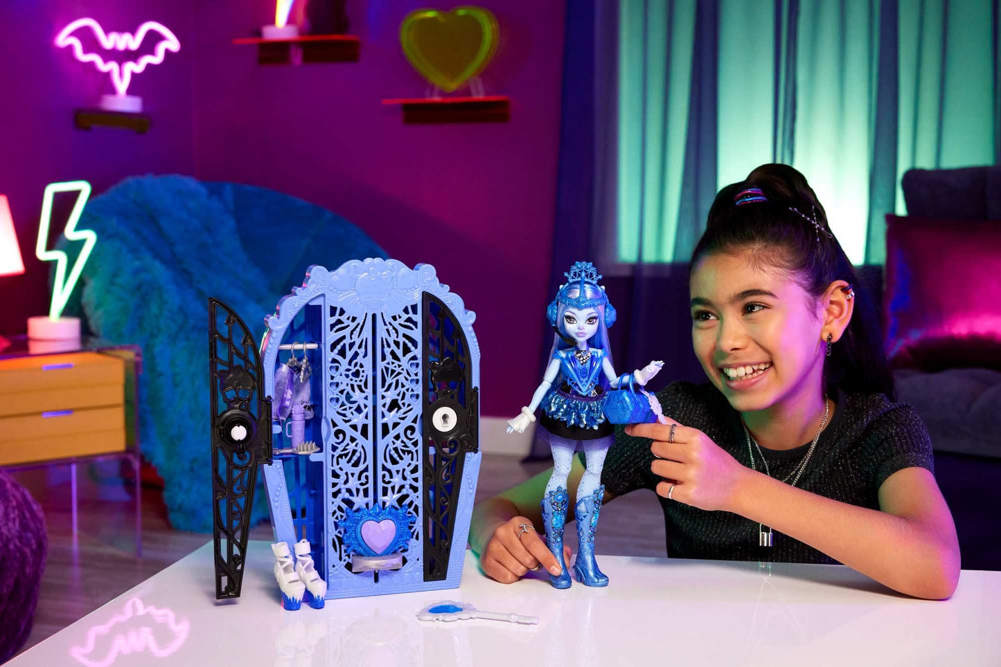 Monster High Skulltimate Secrets Abbey Bominable Doll & Closet Set – 19+ Surprises