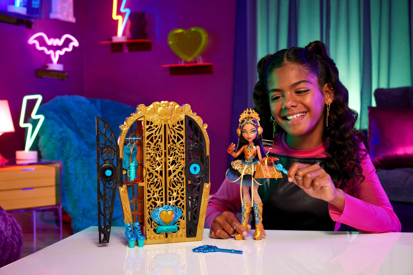 Monster High Skulltimate Secrets: Monster Mysteries Cleo De Nile Closet Set with 19+ Surprises