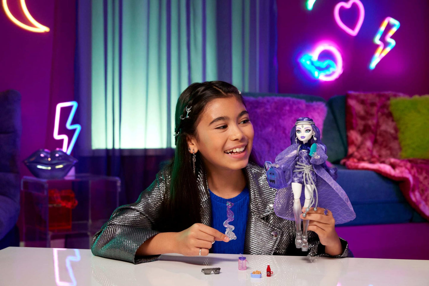 Monster High Spectra Vondergeist Doll with Rhuen Ferret and Accessories