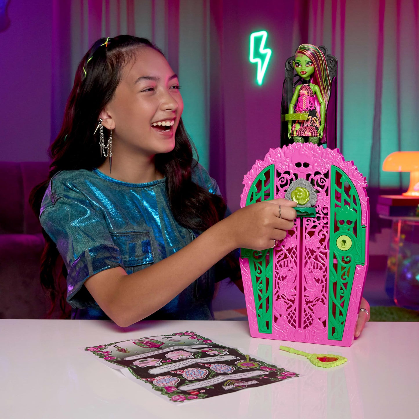 Monster High Skulltimate Secrets Garden Mysteries: Venus McFlytrap Doll & Reveal Closet