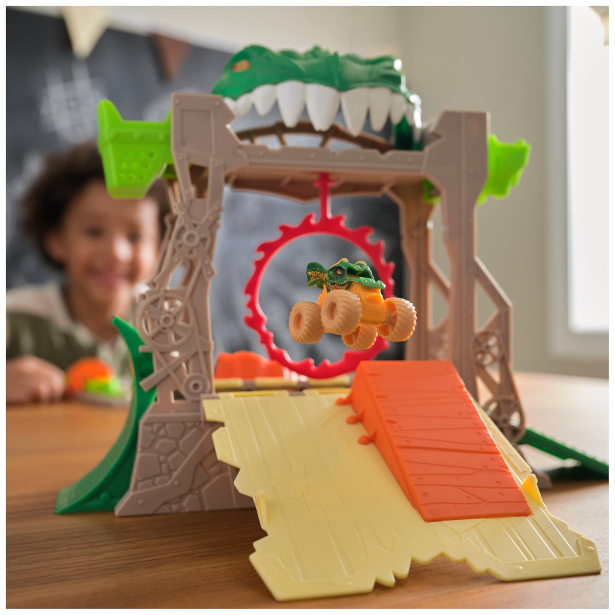 Monster Jam Dragon Dungeon of Doom Playset – Exclusive 1:87 Scale Dragon Truck | Mini Jams