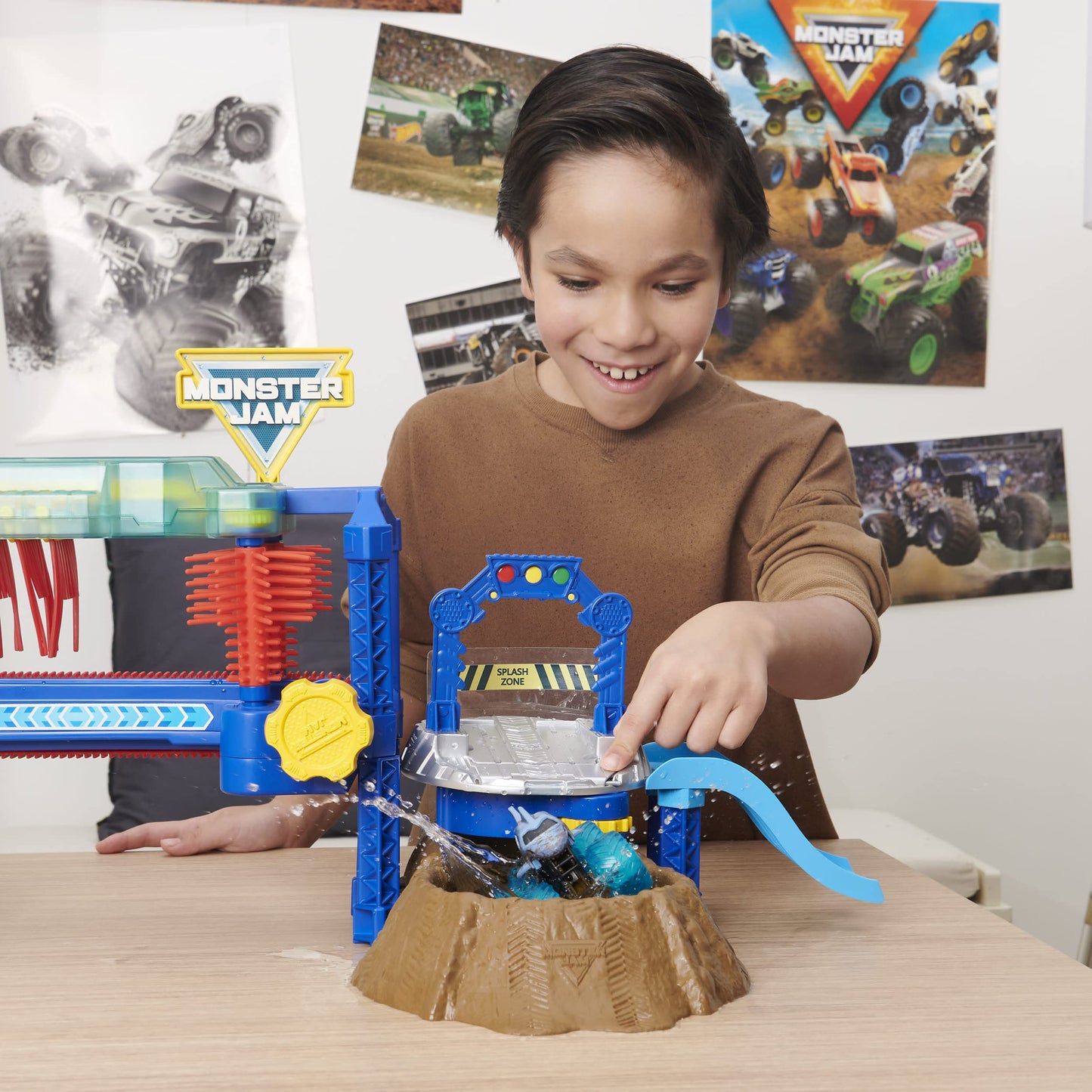 Monster Jam Megalodon Monster Wash Playset with Color-Changing Truck – Interactive Water Play for Ages 3+
