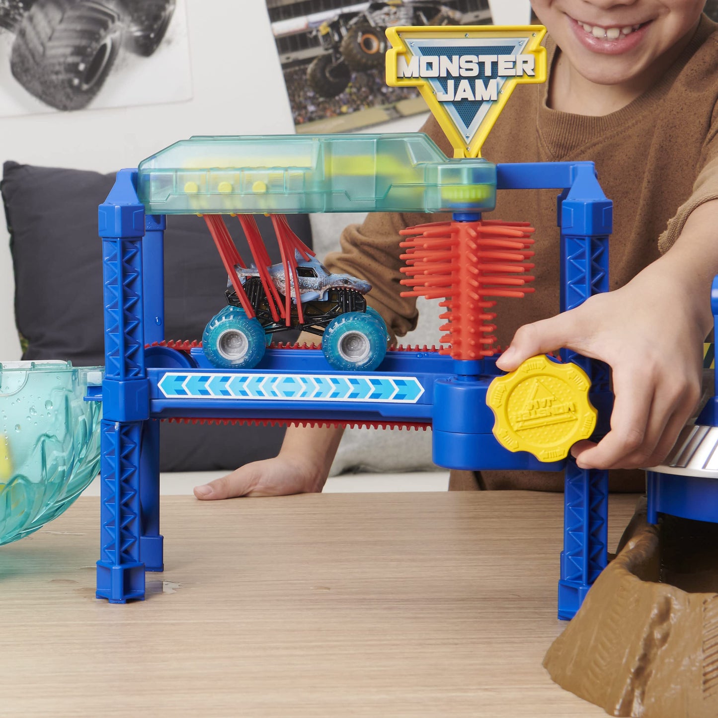 Monster Jam Megalodon Monster Wash Playset with Color-Changing Truck – Interactive Water Play for Ages 3+