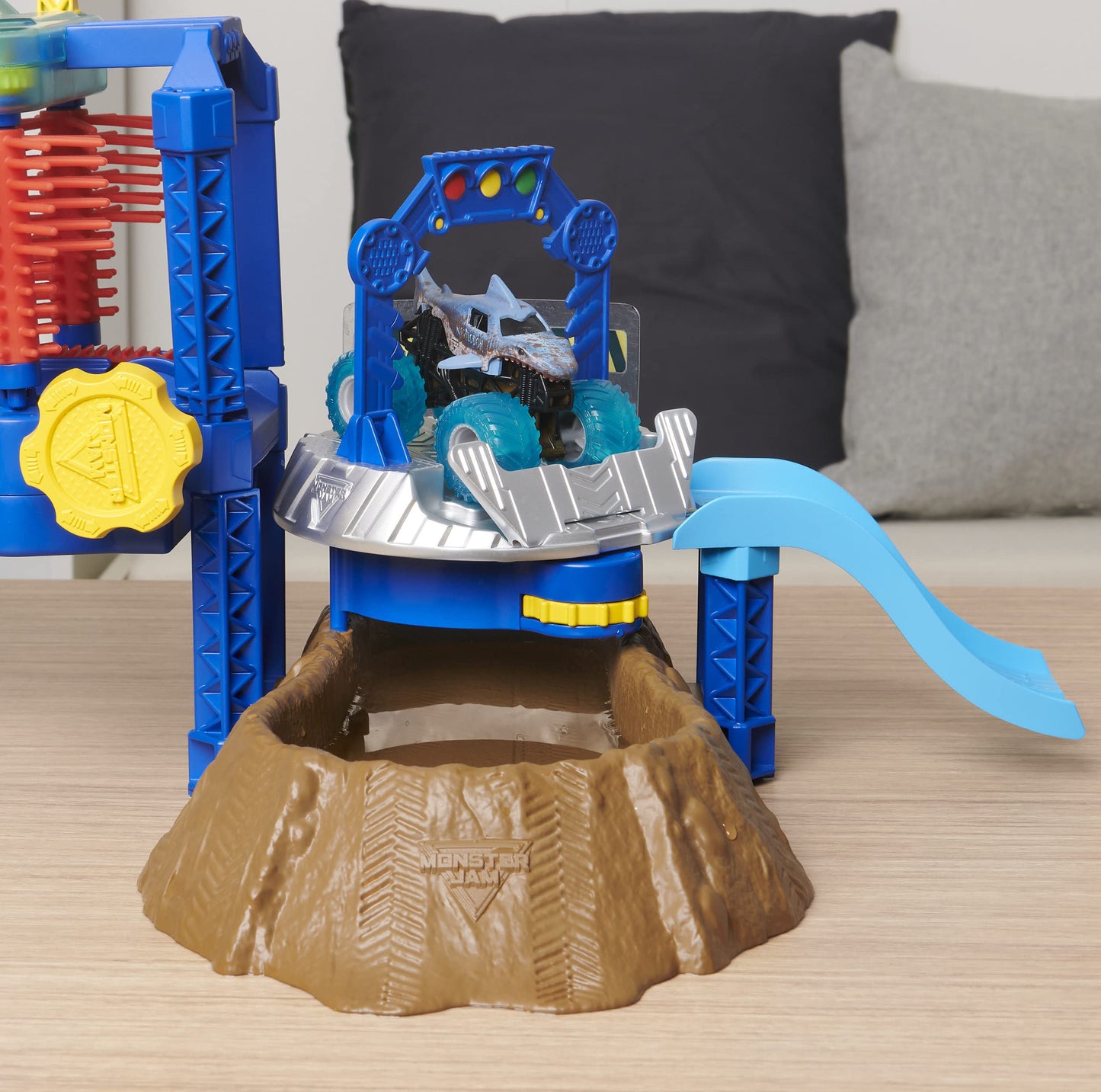 Monster Jam Megalodon Monster Wash Playset with Color-Changing Truck – Interactive Water Play for Ages 3+