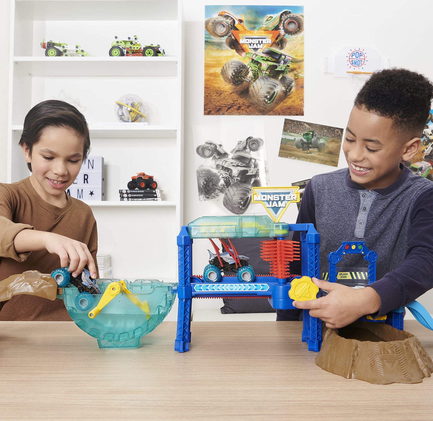 Monster Jam Megalodon Monster Wash Playset with Color-Changing Truck – Interactive Water Play for Ages 3+