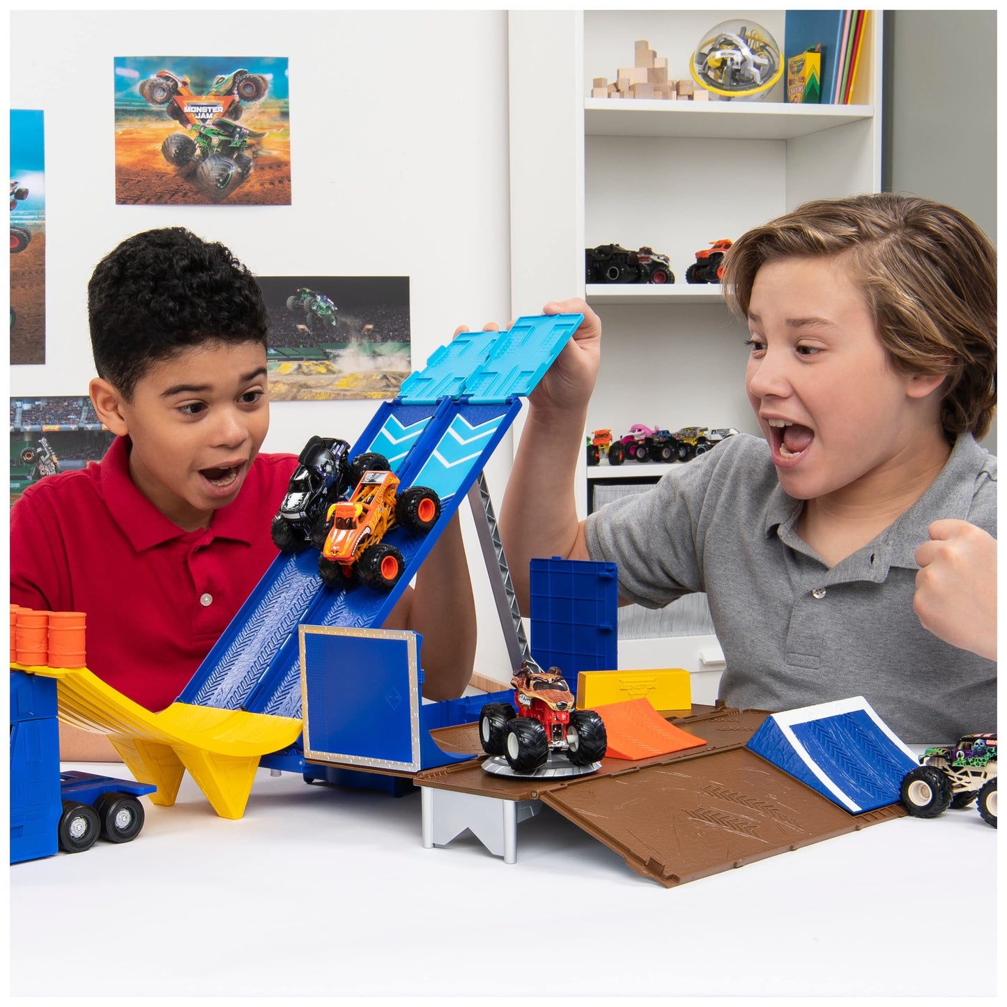 Monster Jam Transforming Hauler Playset with Exclusive El Toro Loco Truck | 1:64 Scale