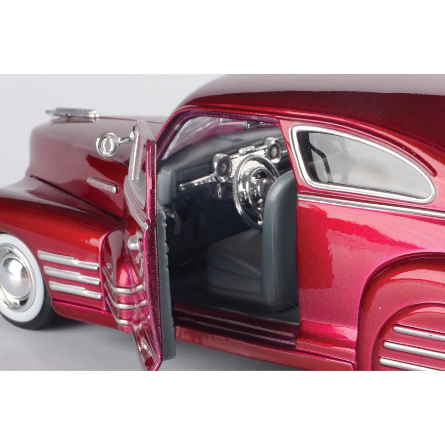 Motormax 1948 Chevy Aerosedan Fleetline 1:24 Diecast Model