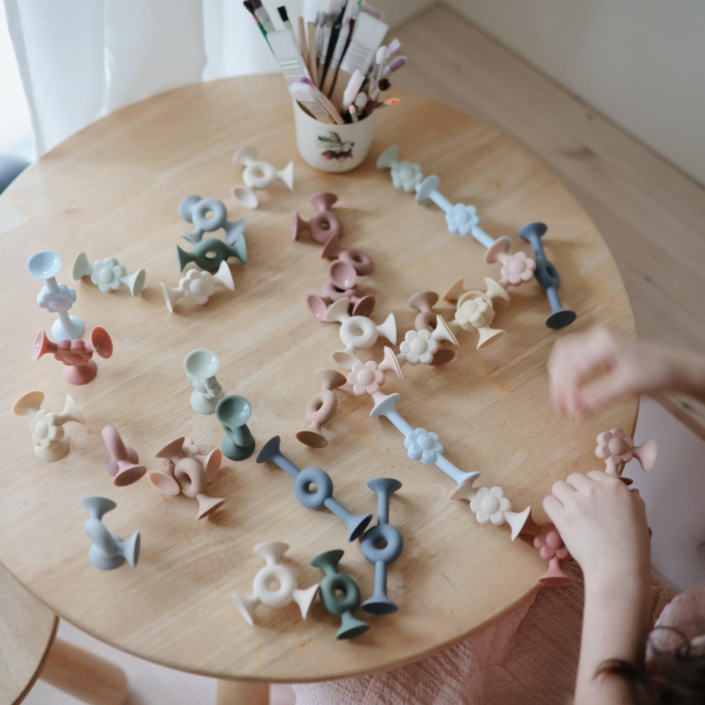 Mushie Silicone Suction Builder Toy – 18-Piece Daisy Set for Kids 3+