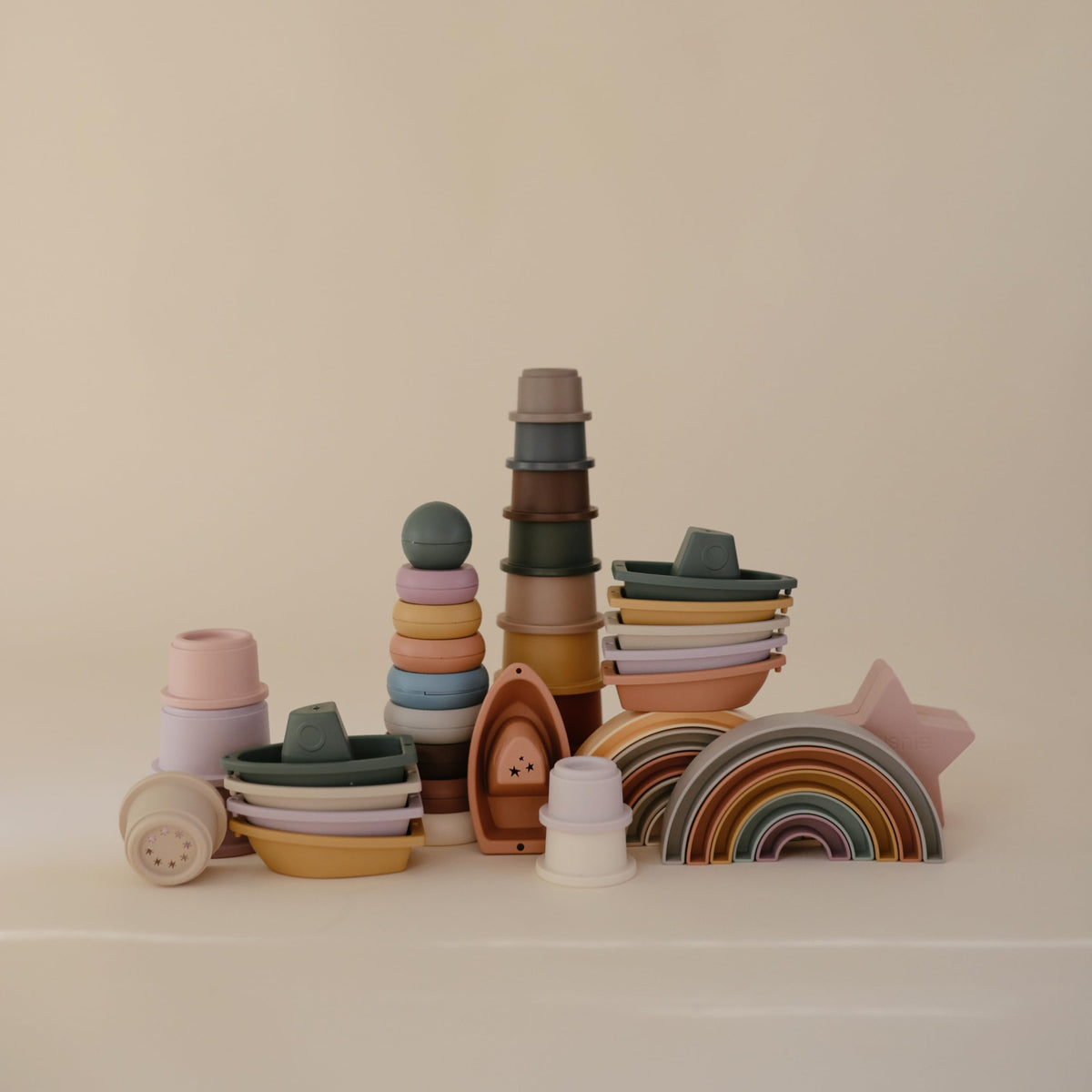 Mushie Stackable Bath Boats Toy (Rustic) – 5 Floating Bath Toys for Baby & Toddler, Made in Denmark
