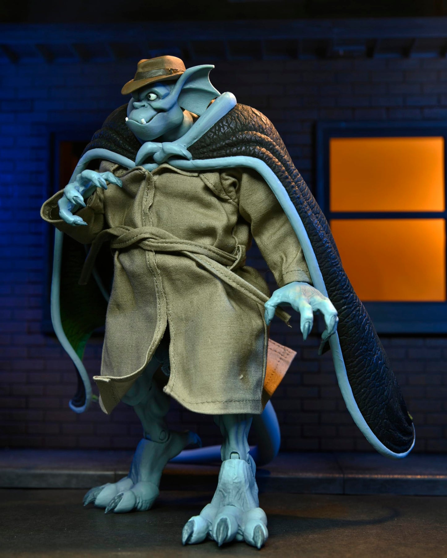 NECA Gargoyles Detective Broadway Silver Falcon – 1:7 Scale Figure (Closed Wings)