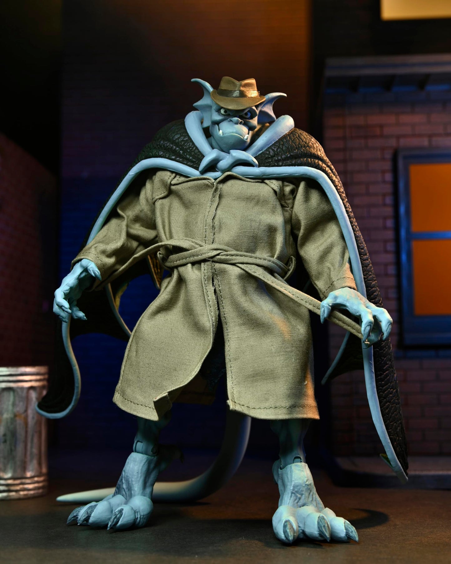 NECA Gargoyles Detective Broadway Silver Falcon – 1:7 Scale Figure (Closed Wings)