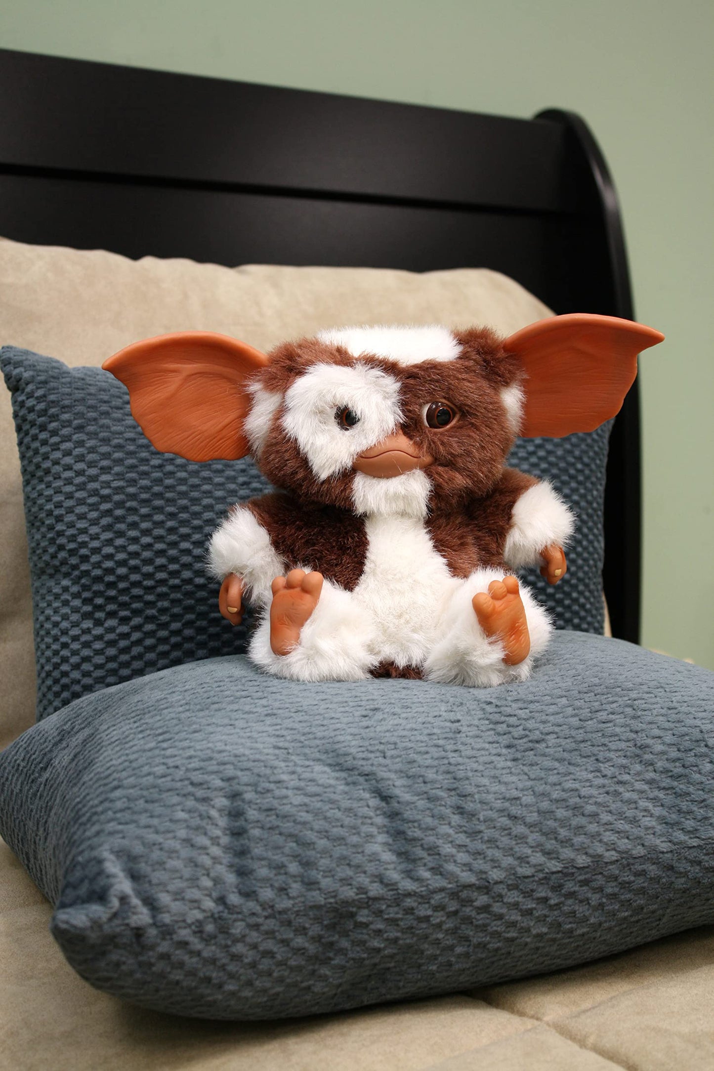 NECA Gizmo 6-inch Soft Plush – Gremlins Mogwai Collectible