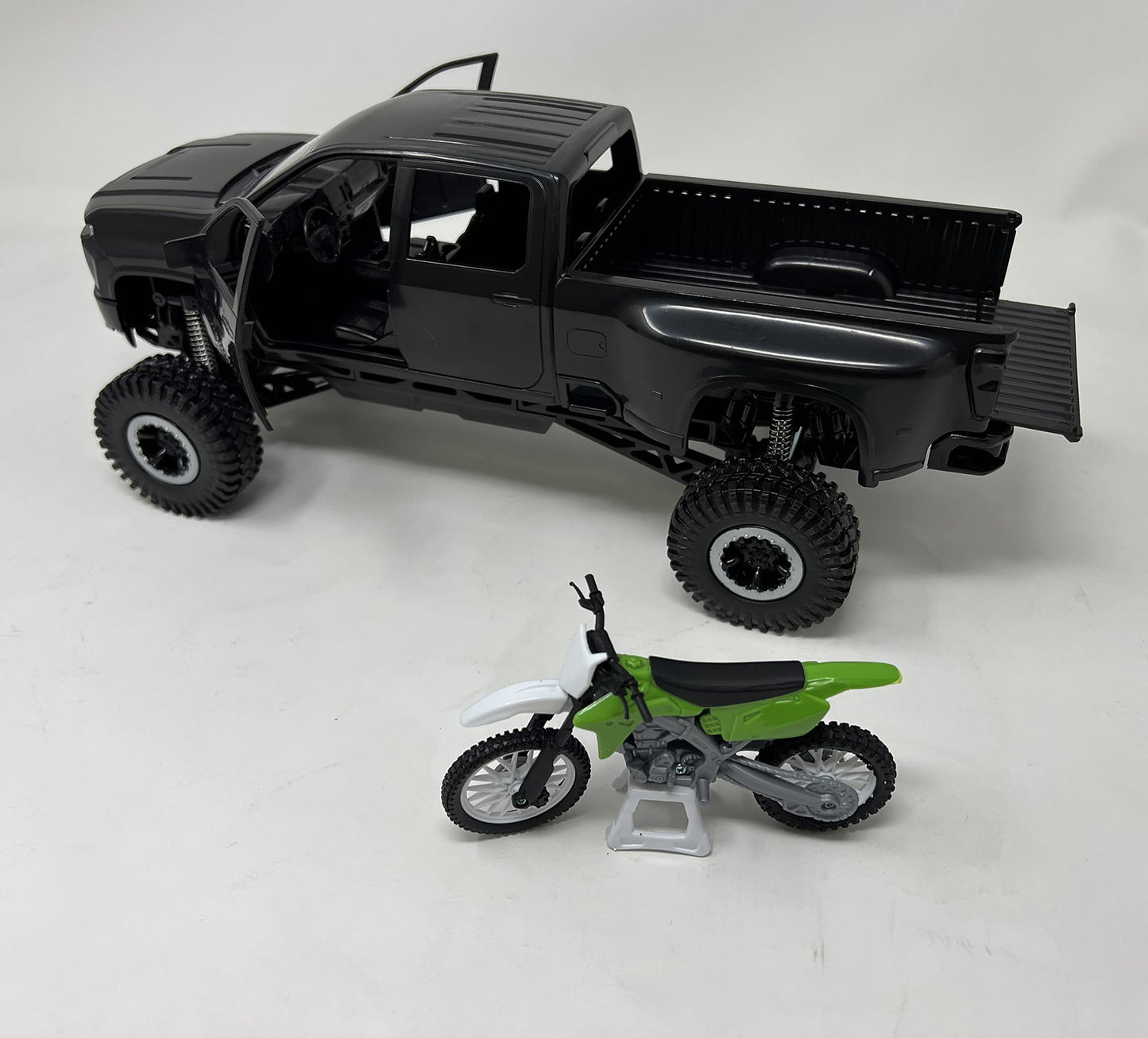 New-Ray X-Treme Adventure Chevrolet 3500 HD Off-Road Playset with Dirt Bike – 1:12 Scale
