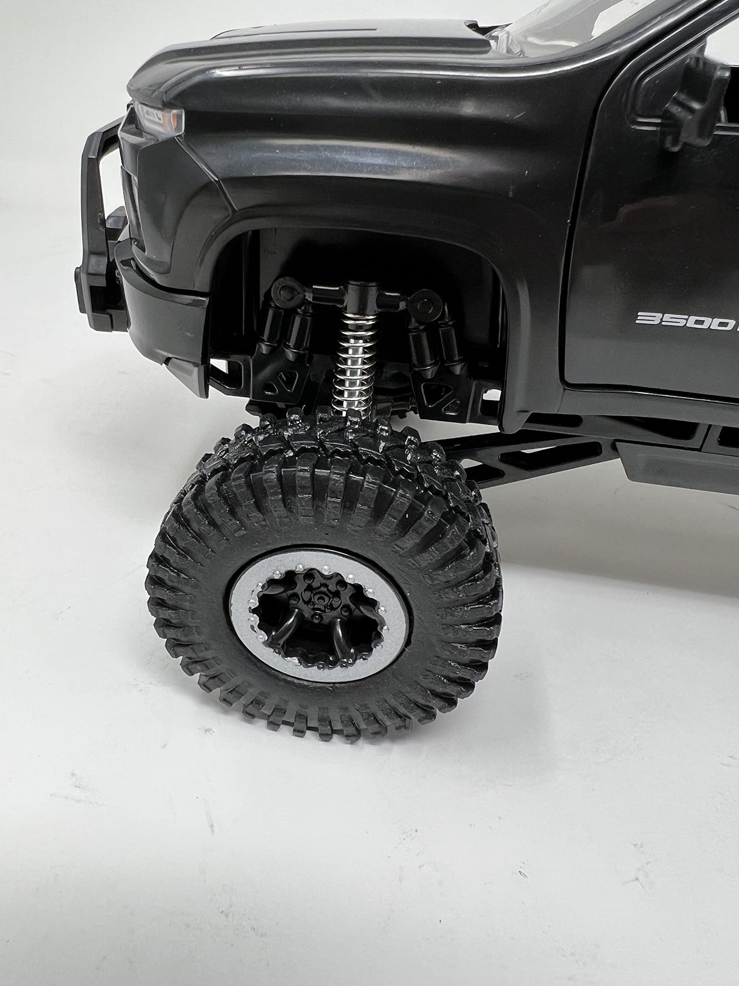 New-Ray X-Treme Adventure Chevrolet 3500 HD Off-Road Playset with Dirt Bike – 1:12 Scale