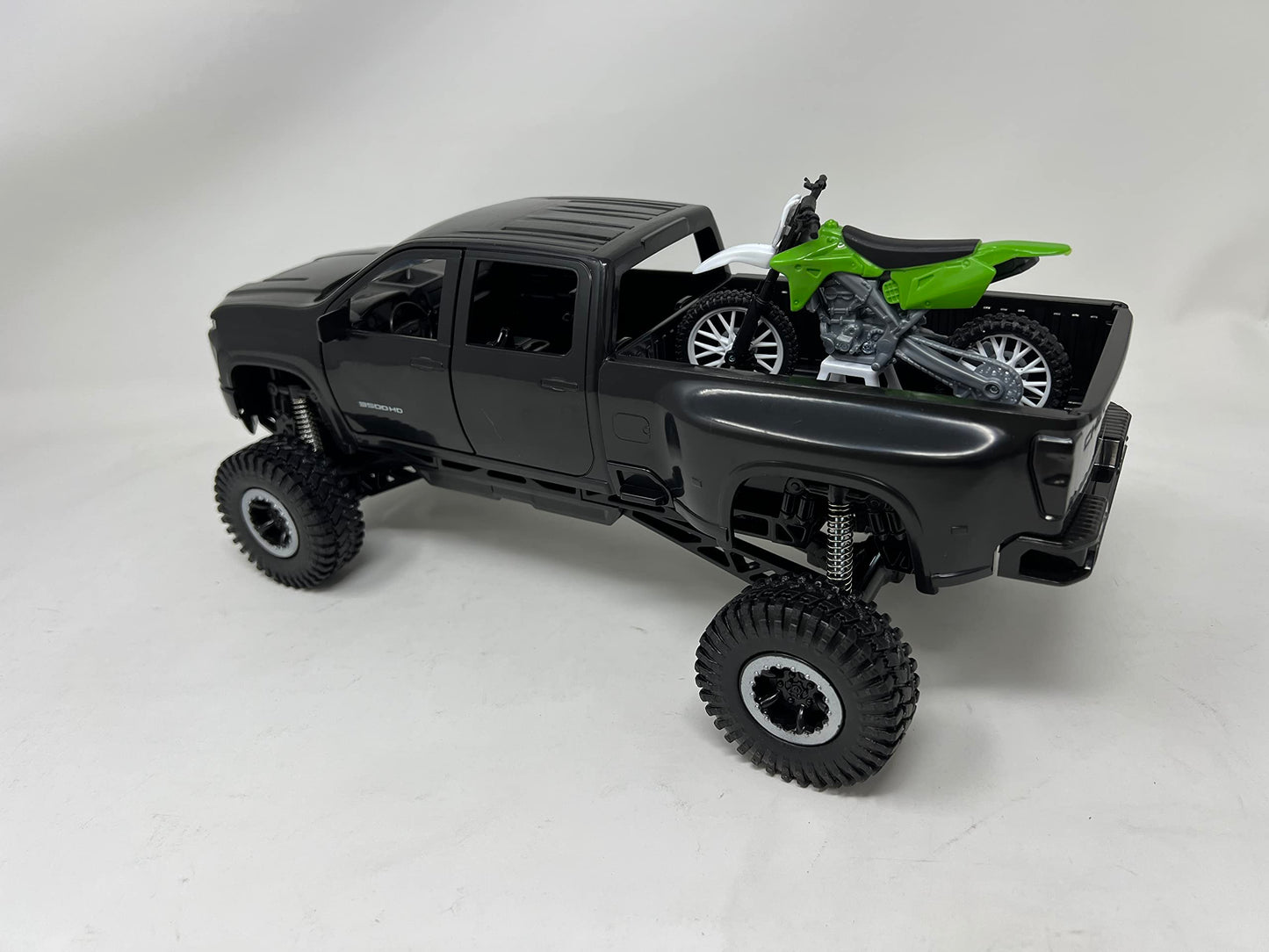 New-Ray X-Treme Adventure Chevrolet 3500 HD Off-Road Playset with Dirt Bike – 1:12 Scale