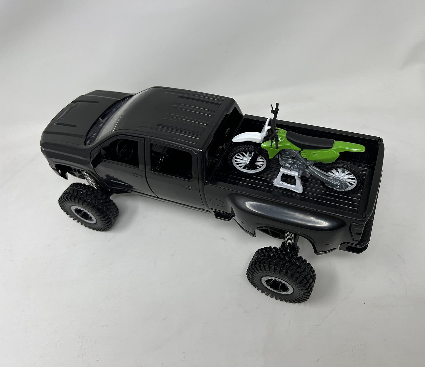 New-Ray X-Treme Adventure Chevrolet 3500 HD Off-Road Playset with Dirt Bike – 1:12 Scale