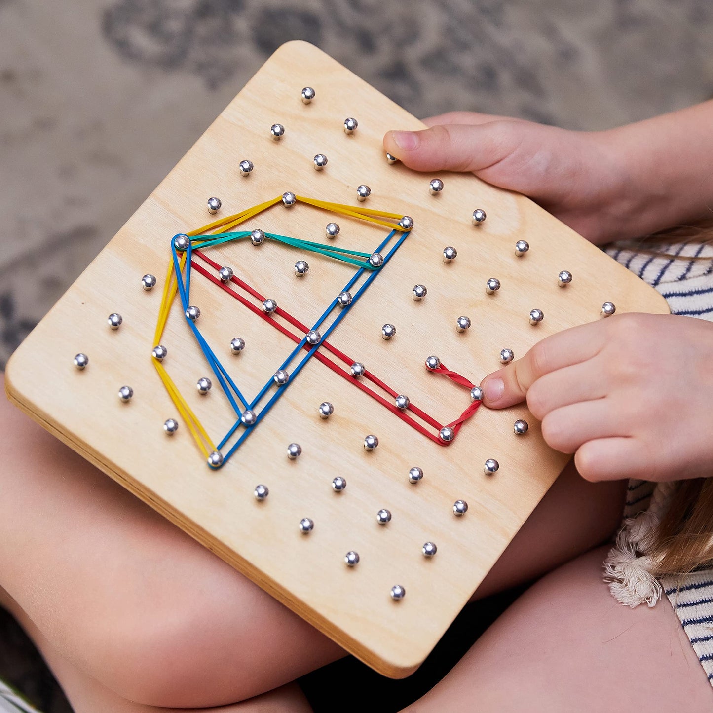 Panda Brothers Wooden Geoboard - Montessori STEM Toy for 3-5 Year Olds | 64 Nails, 30 Pattern Cards, 40 Rubber Bands