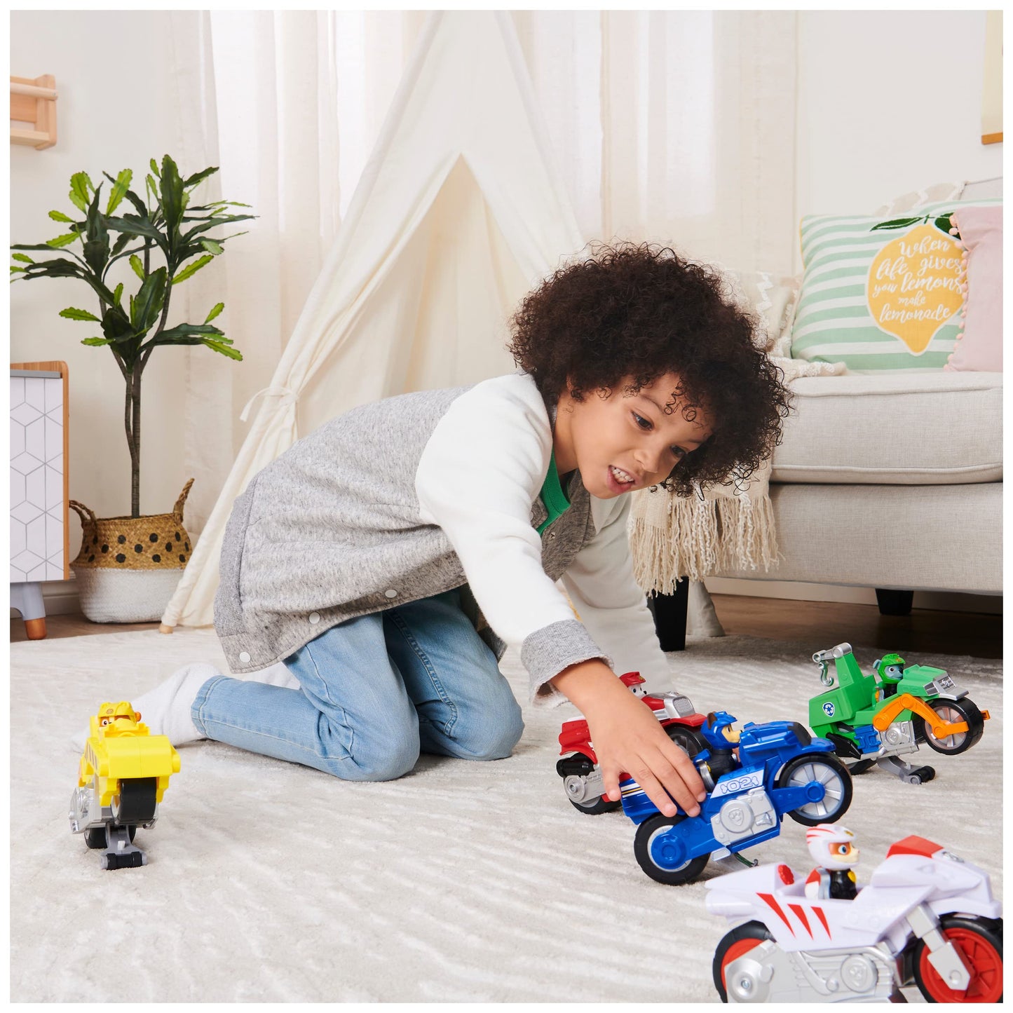 PAW Patrol Moto Pups Chase Deluxe Vehicle – Pull-Back Wheelie Action Figure