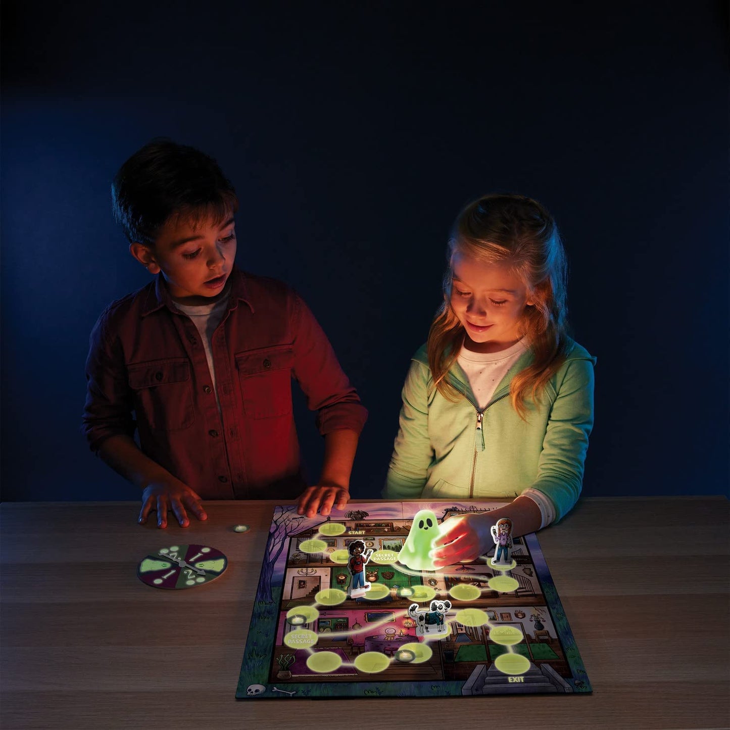 Peaceable Kingdom Ghost in The Attic – Glow-in-the-Dark Cooperative Family Board Game (Ages 5+)