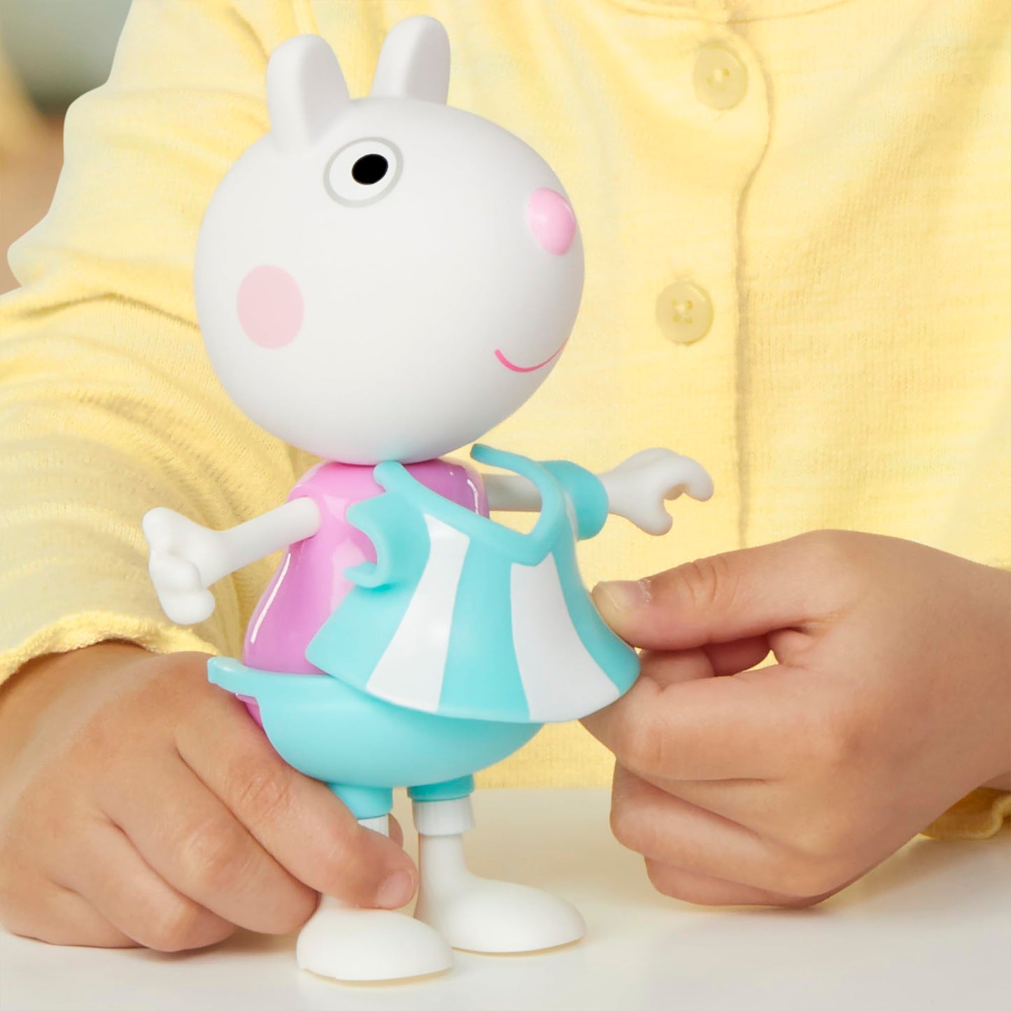 Peppa Pig Suzy Sheep Dress-Up Figure with 6 Easy-On Accessories — 6-Inch Preschool Toy