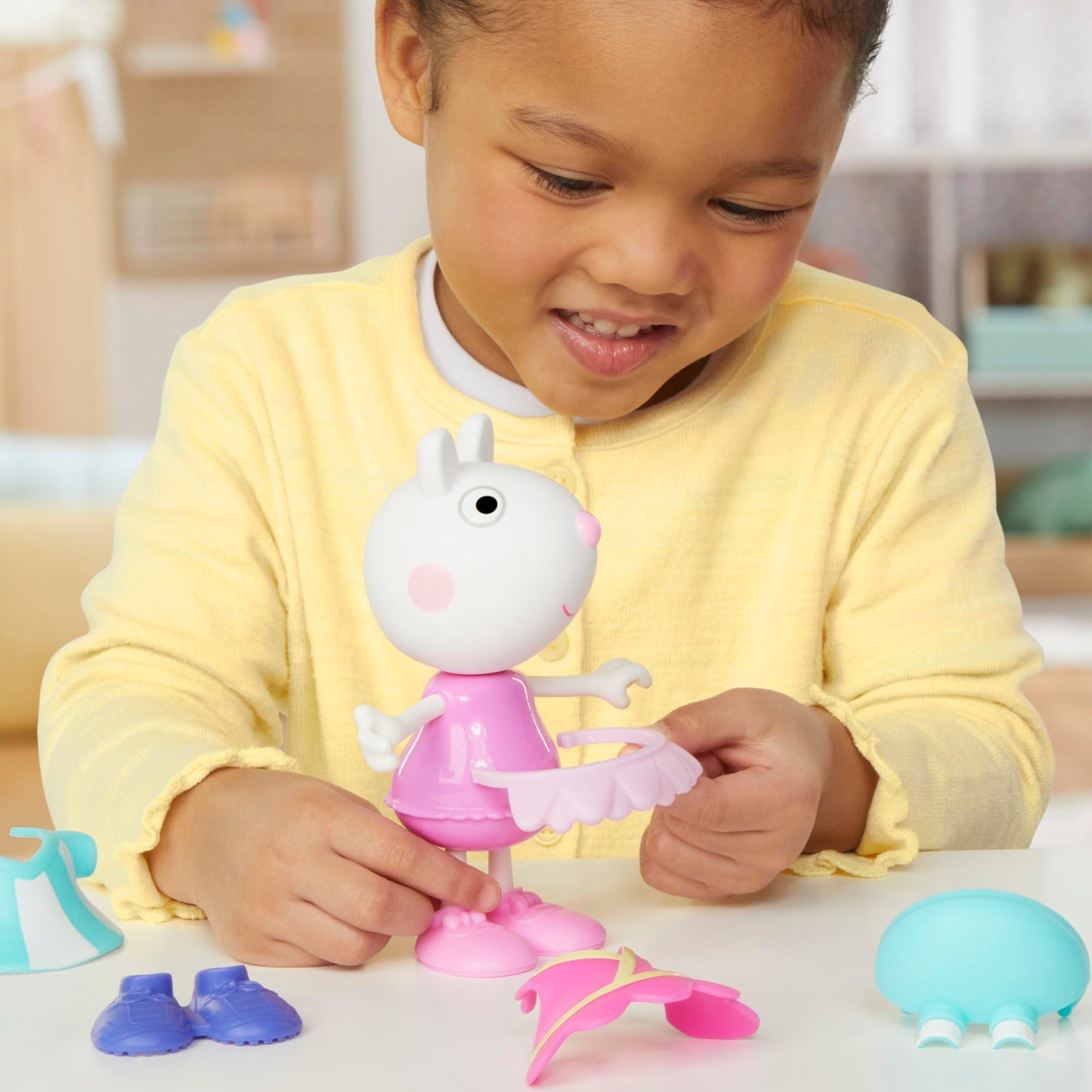 Peppa Pig Suzy Sheep Dress-Up Figure with 6 Easy-On Accessories — 6-Inch Preschool Toy