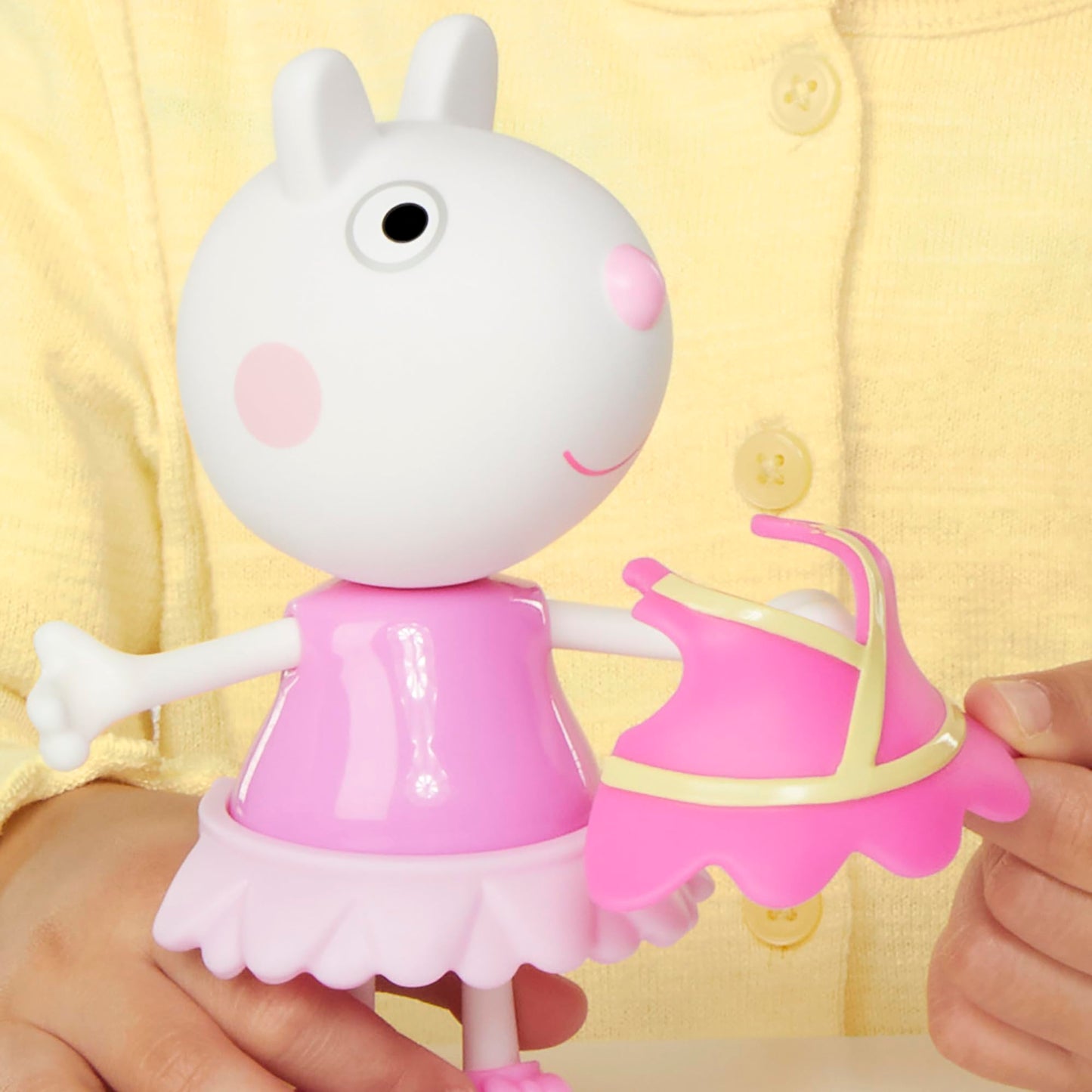 Peppa Pig Suzy Sheep Dress-Up Figure with 6 Easy-On Accessories — 6-Inch Preschool Toy