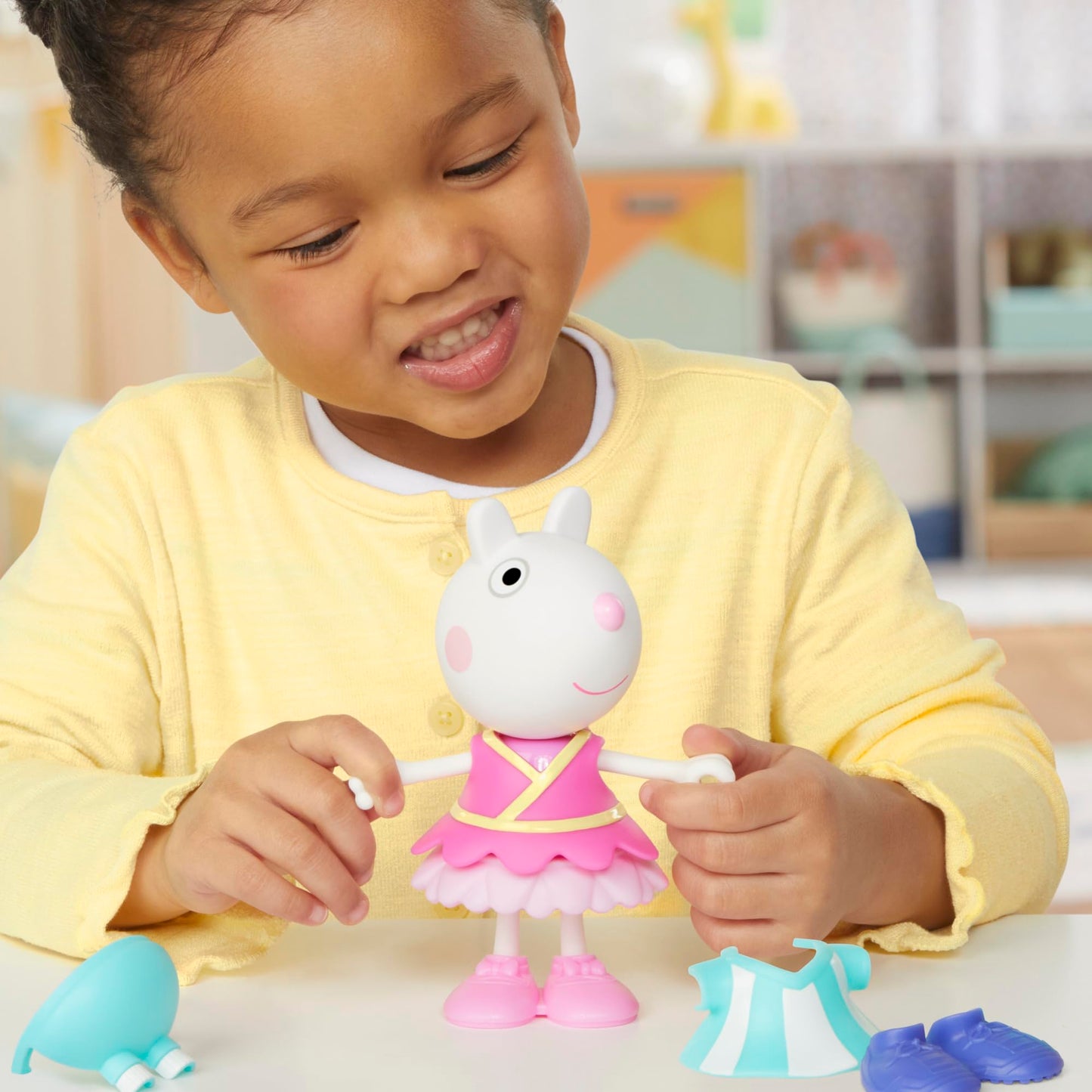 Peppa Pig Suzy Sheep Dress-Up Figure with 6 Easy-On Accessories — 6-Inch Preschool Toy