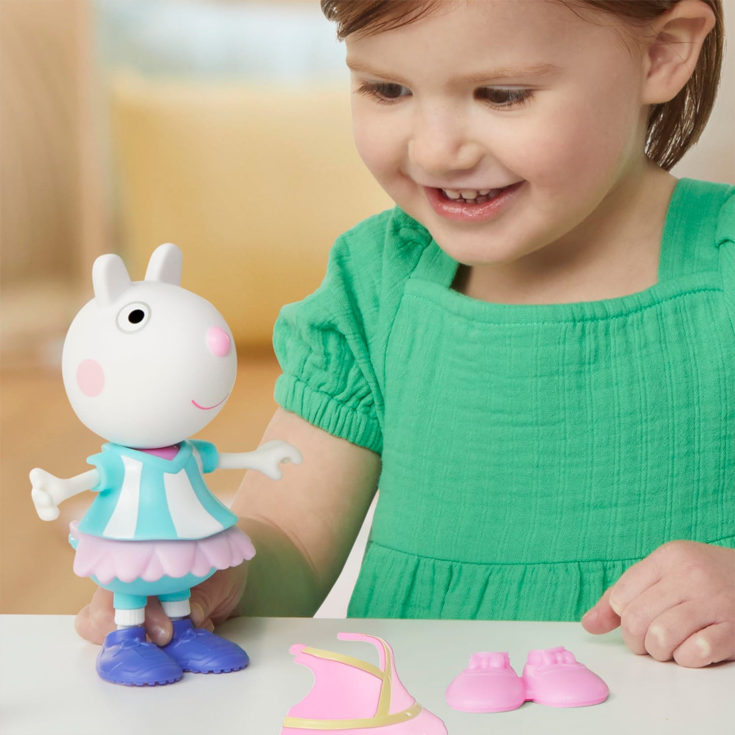 Peppa Pig Suzy Sheep Dress-Up Figure with 6 Easy-On Accessories — 6-Inch Preschool Toy
