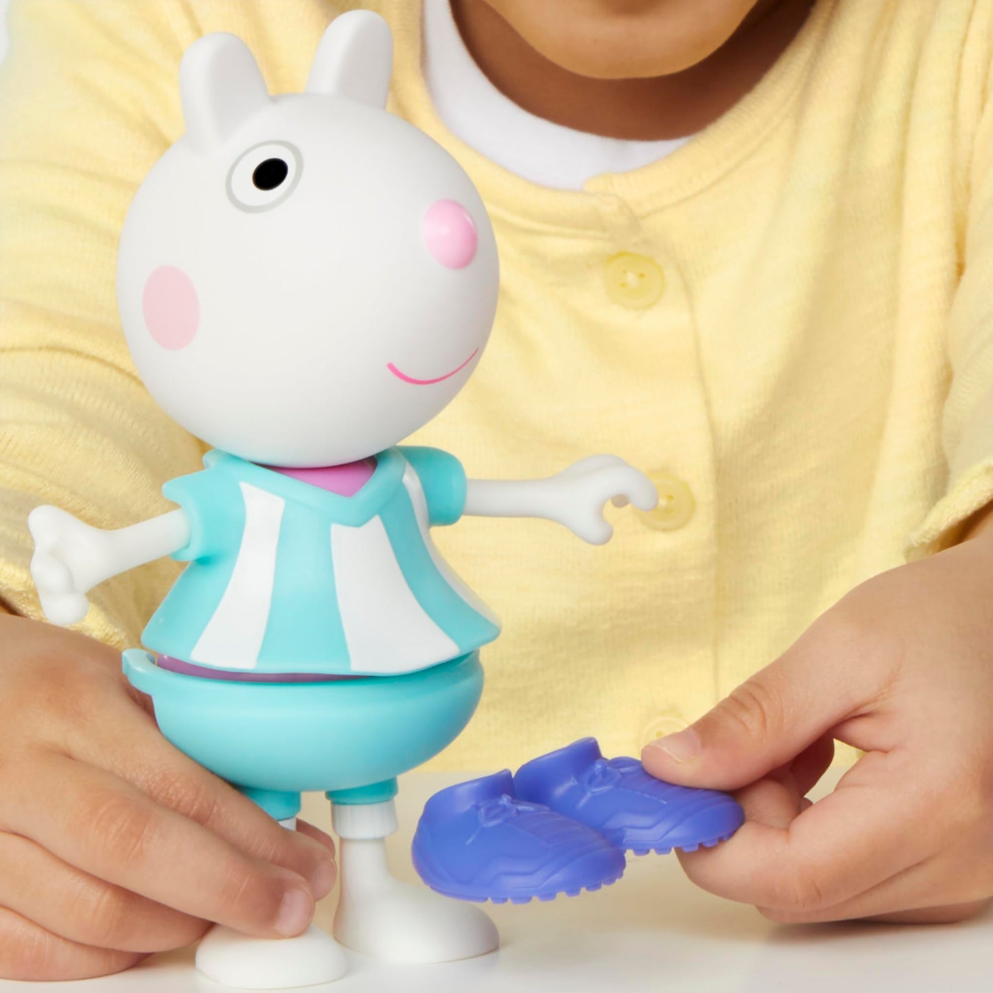 Peppa Pig Suzy Sheep Dress-Up Figure with 6 Easy-On Accessories — 6-Inch Preschool Toy