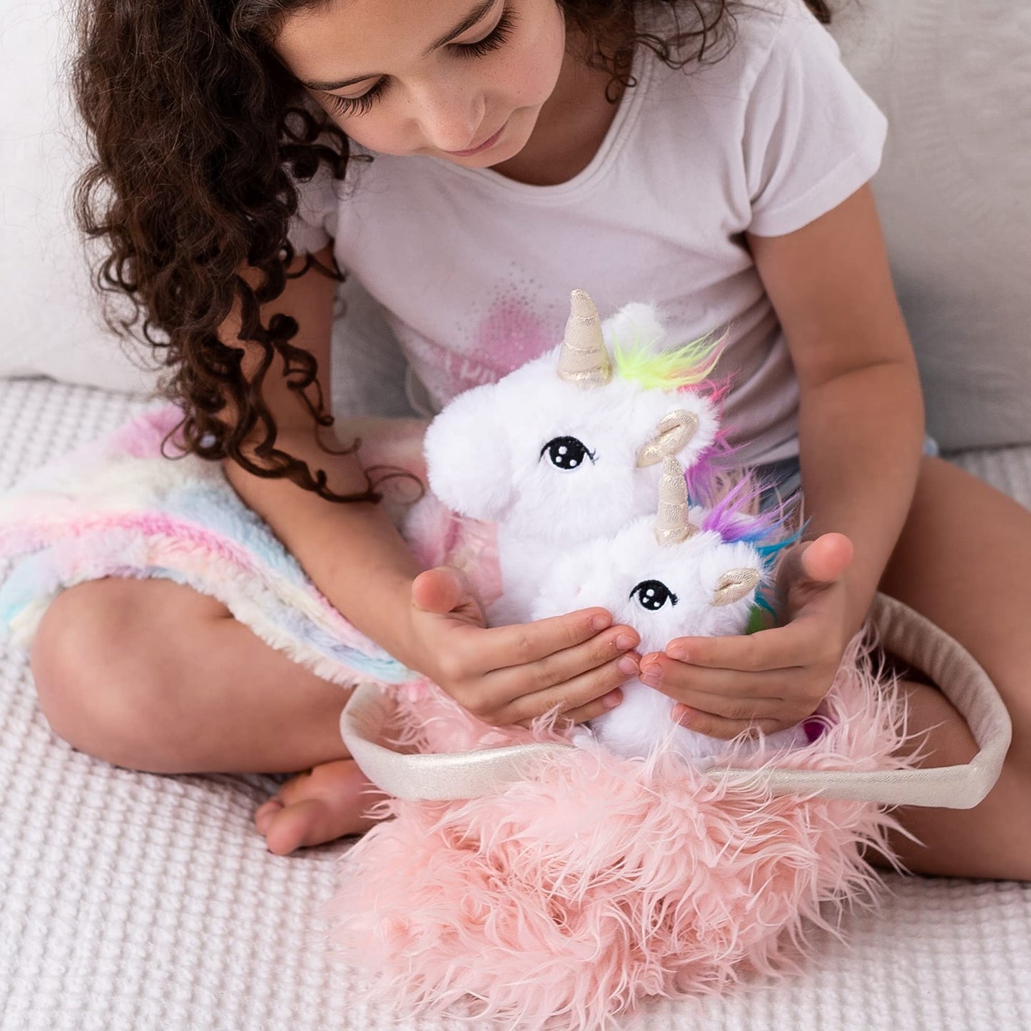 Perfectto Design Unicorn Toy Set for Girls Ages 3-6 – 4-Piece Plush Set with Mommy & Baby Unicorns, Blanket & XL Pink Purse