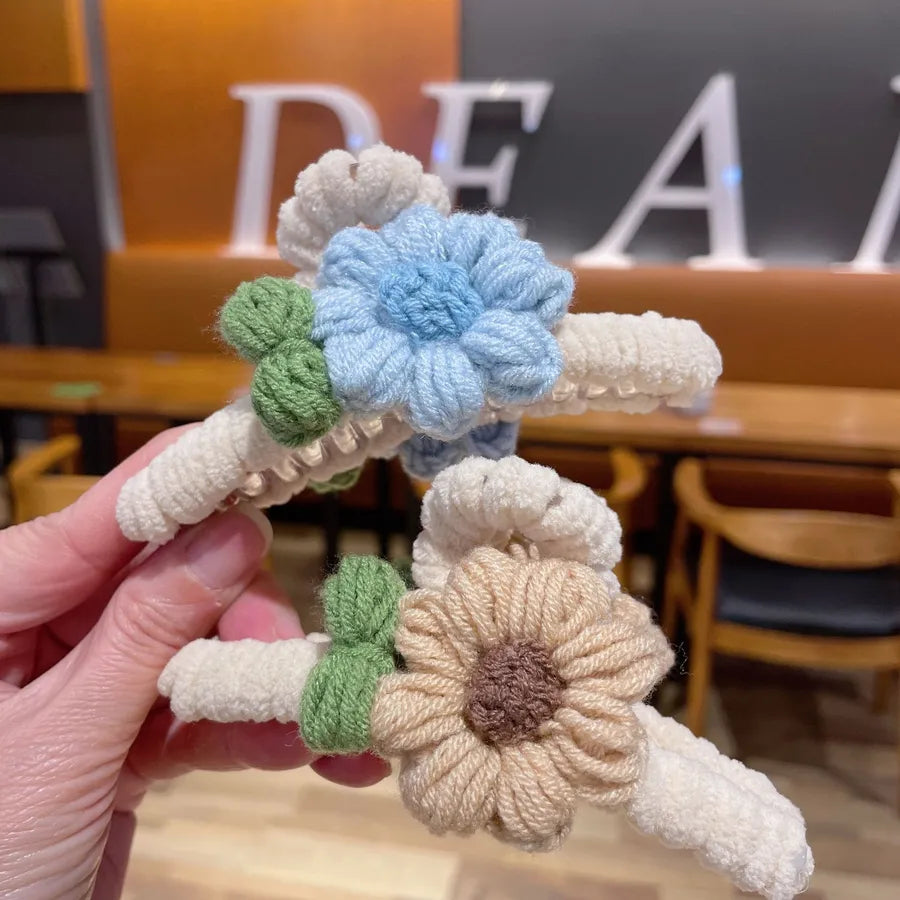 Trendy Autumn Winter Knitted Flower Hair Clip Cute Fashionable Girl Shark Clamp Premium Shop Hair Accessories