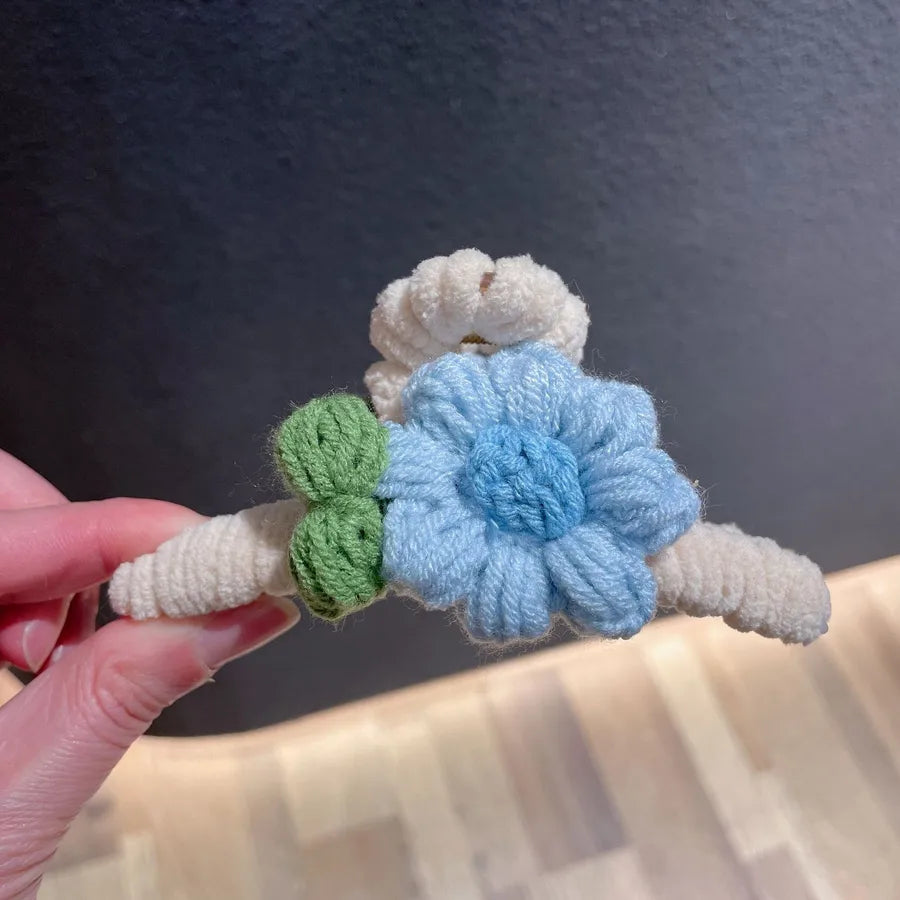 Trendy Autumn Winter Knitted Flower Hair Clip Cute Fashionable Girl Shark Clamp Premium Shop Hair Accessories