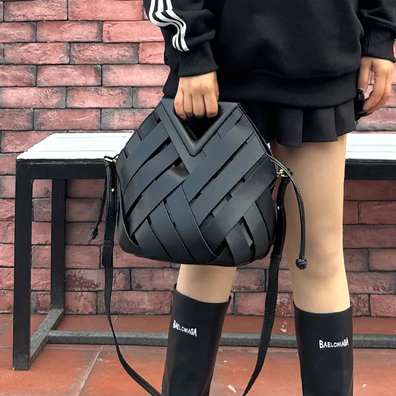 Women's Two-Layer Cowhide Leather Irregular Geometric Elegant Basic Classic Style Bucket Magnetic Buckle Straw Bag