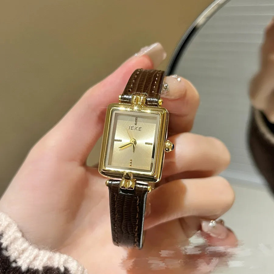 Casual Simple Style Letter Buckle Quartz Watch Women's Watches