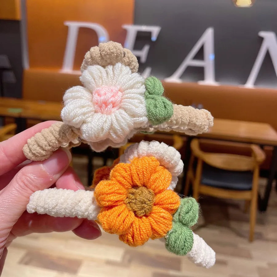 Trendy Autumn Winter Knitted Flower Hair Clip Cute Fashionable Girl Shark Clamp Premium Shop Hair Accessories
