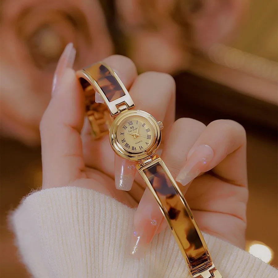 Simple Style Classic Style Solid Color Jewelry Buckle Quartz Watch Women's Watches